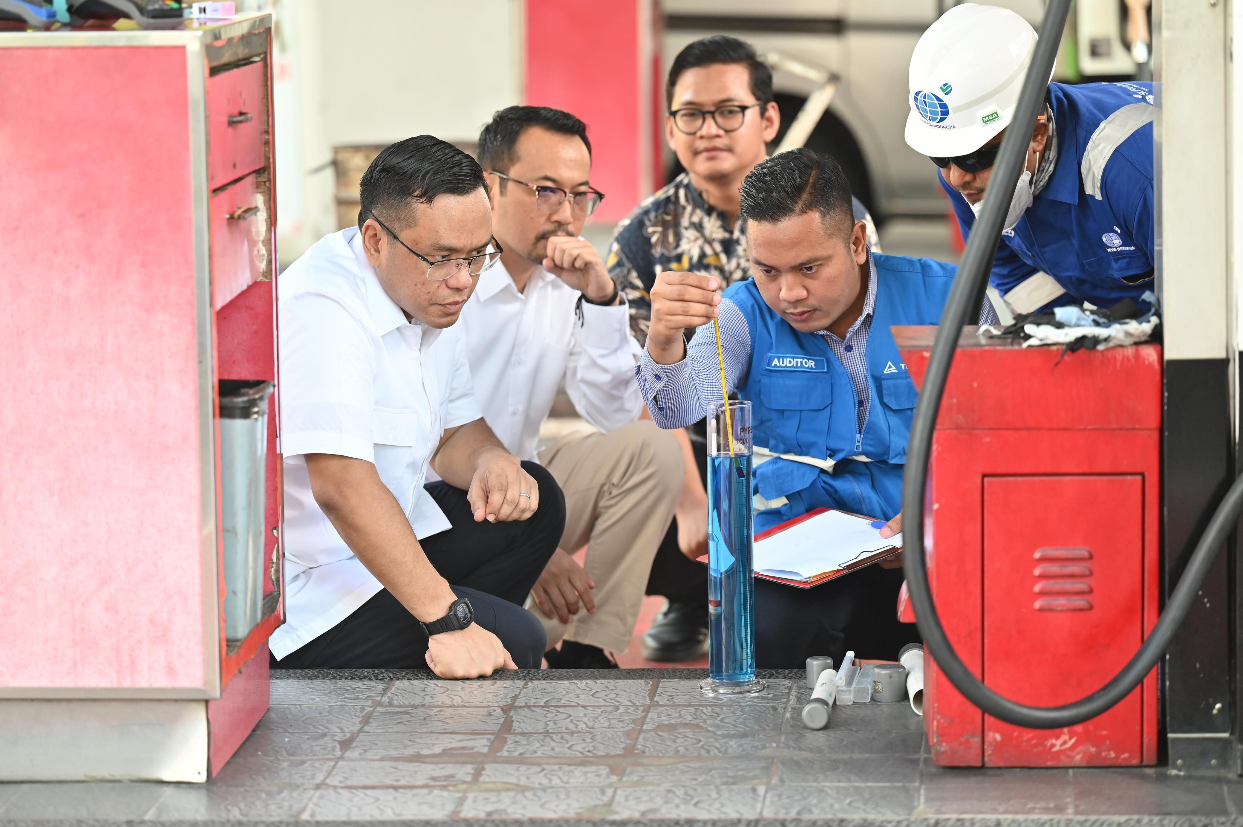 Direktur Utama PT Pertamina (Persero) Simon Aloysius Mantiri melakukan inspeksi mendadak (sidak) secara langsung ke sejumlah Stasiun Pengisian Bahan Bakar (SPBU) di Jakarta. <b>(Dok.Ntvnews.id)</b>