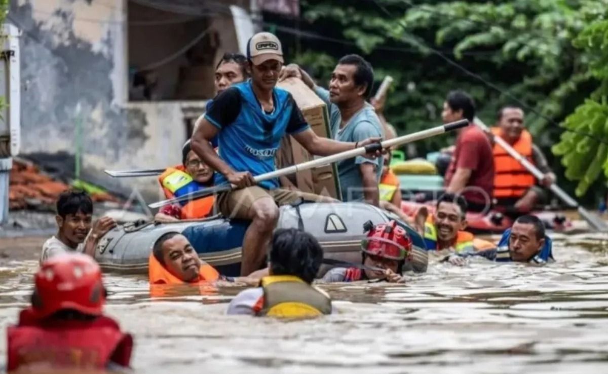 Petugas Gulkarmat bersama relawan mengevakuasi warga terdampak banjir di Kelurahan Rawajati, Pancoran, Jakarta Selatan, Selasa (4/3/2025). <b>(Antara)</b>