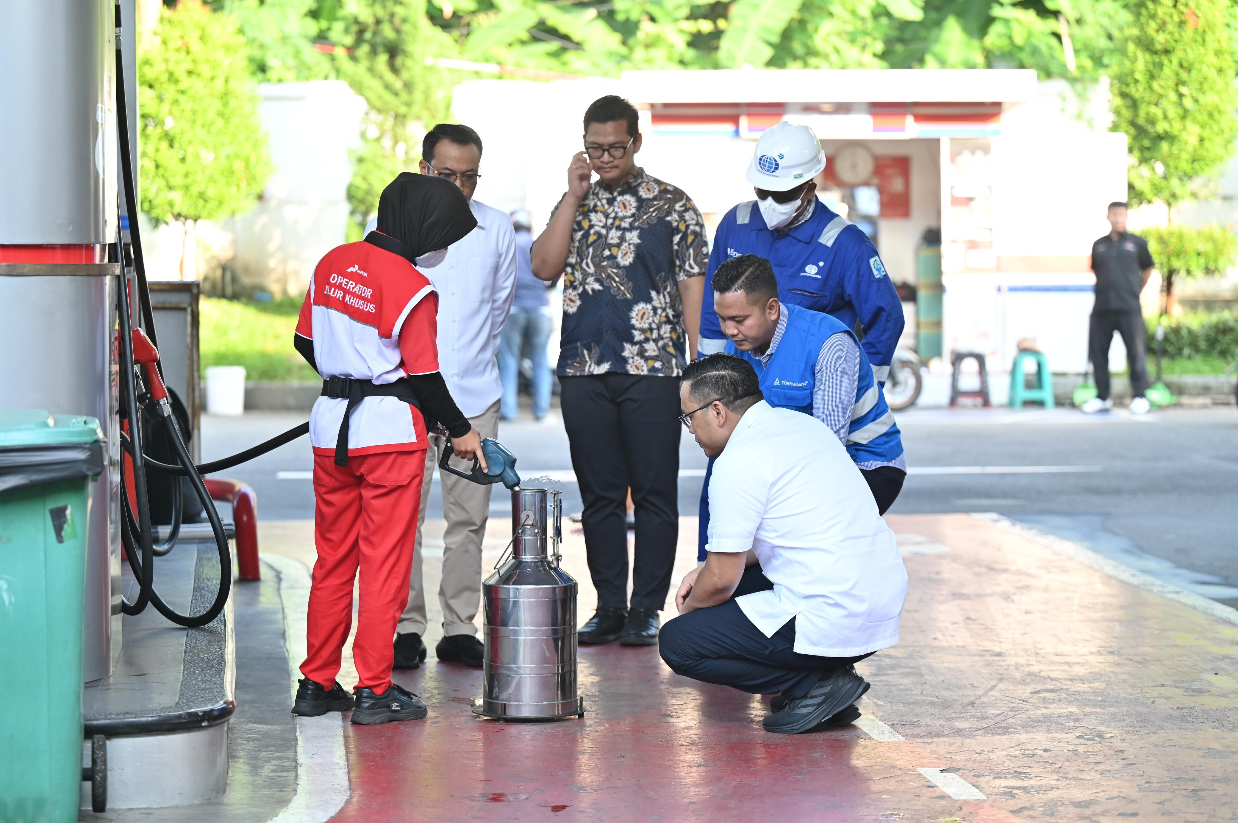 Direktur Utama PT Pertamina (Persero) Simon Aloysius Mantiri melakukan inspeksi mendadak (sidak) secara langsung ke sejumlah Stasiun Pengisian Bahan Bakar (SPBU) di Jakarta. <b>(Dok.Ntvnews.id)</b>