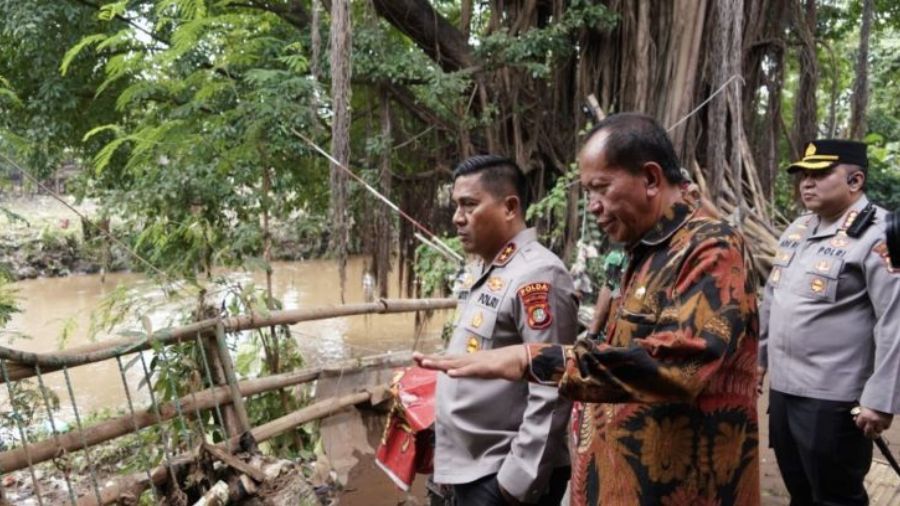 Kapolda Metro Jaya Irjen Pol. Karyoto didampingi Camat Pancoran, Alamsyah (kanan), saat meninjau langsung korban banjir di GOR Pengadegan, Jalan Pengadegan Timur I RT 02/01, Kelurahan Pengadegan, Kamis (6/3/2025).  <b>(Dok.Antara)</b>