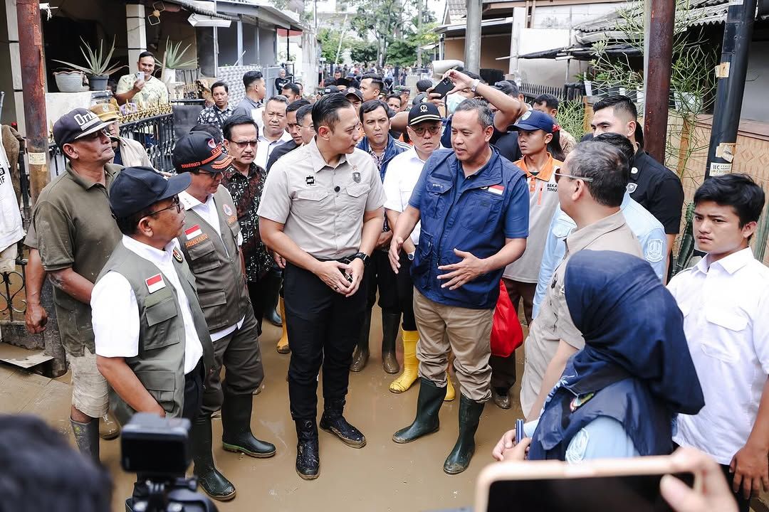 Menteri Koordinator Bidang Infrastruktur dan Pembangunan Kewilayahan, Agus Harimurti Yudhoyono (AHY) meninjau pemukiman warga yang terdampak banjir di Duren Jaya Kota Bekasi, Kamis 7 Maret 2025/Ist