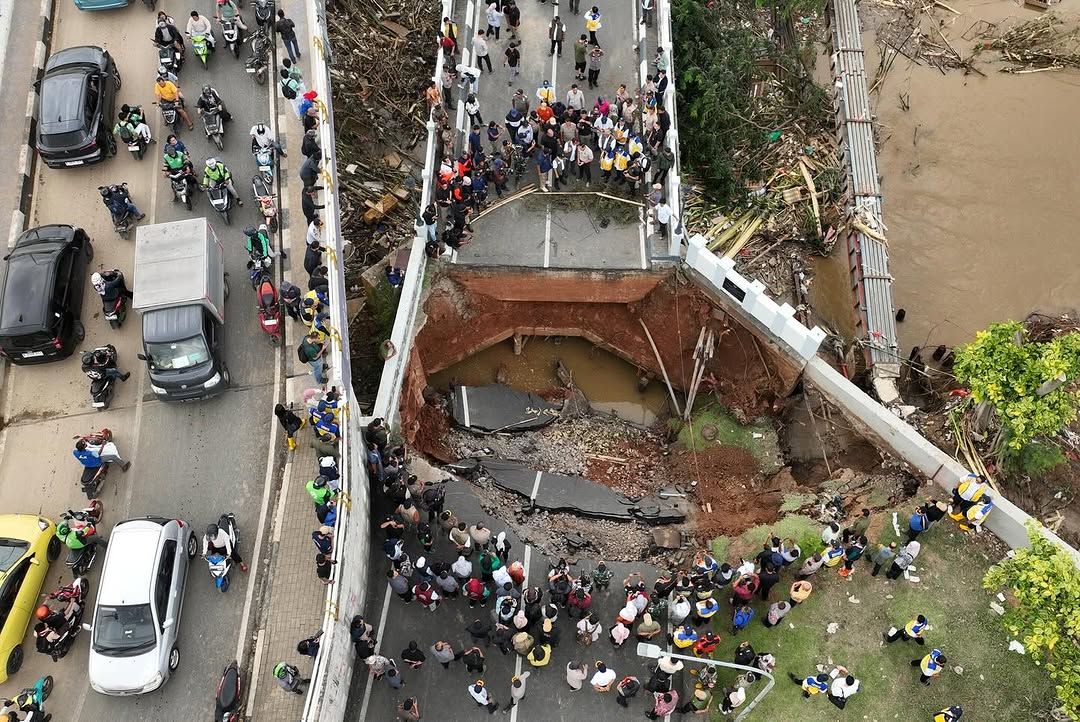 Jembatan di Kemang Pratama, Bekasi yang amblas dan terputus akibat banjir.