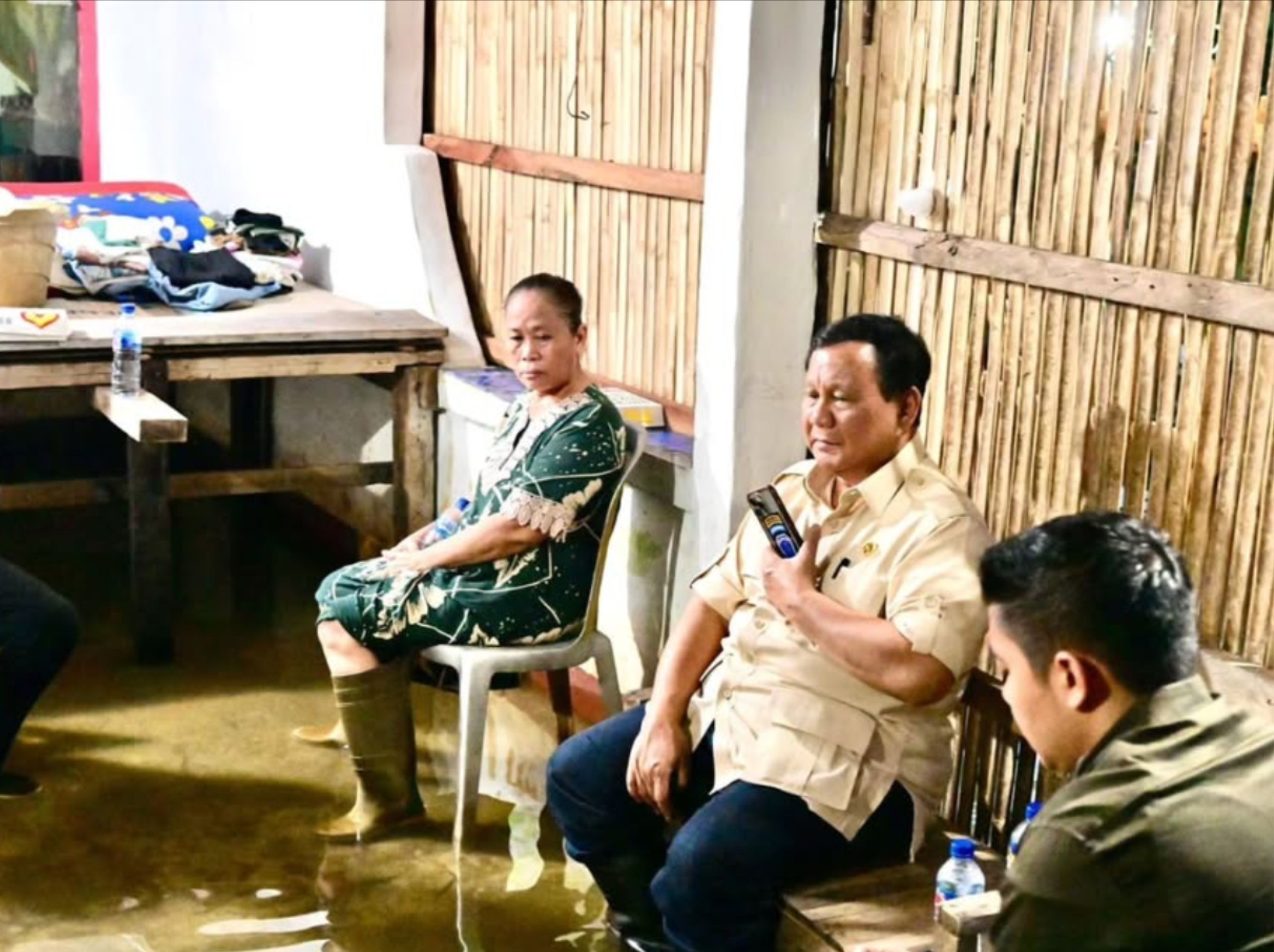 Presiden Prabowo menghubungi pejabat untuk segera renovasi sekolah dan fasilitas umum yang terkena banjir <b>(Instagram @sekretariat.kabinet)</b>