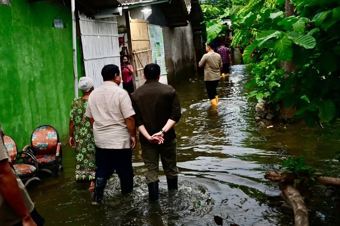 Presiden Prabowo Subianto mengunjungi masyarakat terdampak banjir di Babelan, Kabupaten Bekasi, Jawa Barat, pada Sabtu, 8 Maret 2025. 