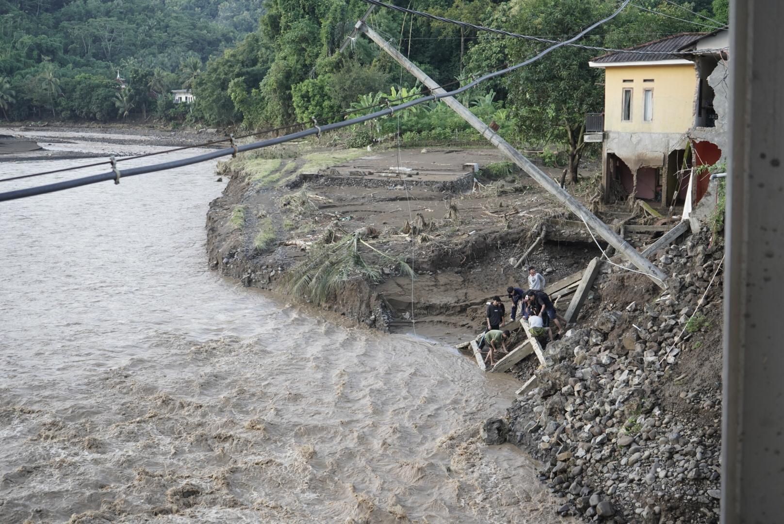 PLN Percepat Pemulihan Listrik Akibat Longsor dan Banjir di Sukabumi <b>(DOK pln)</b>