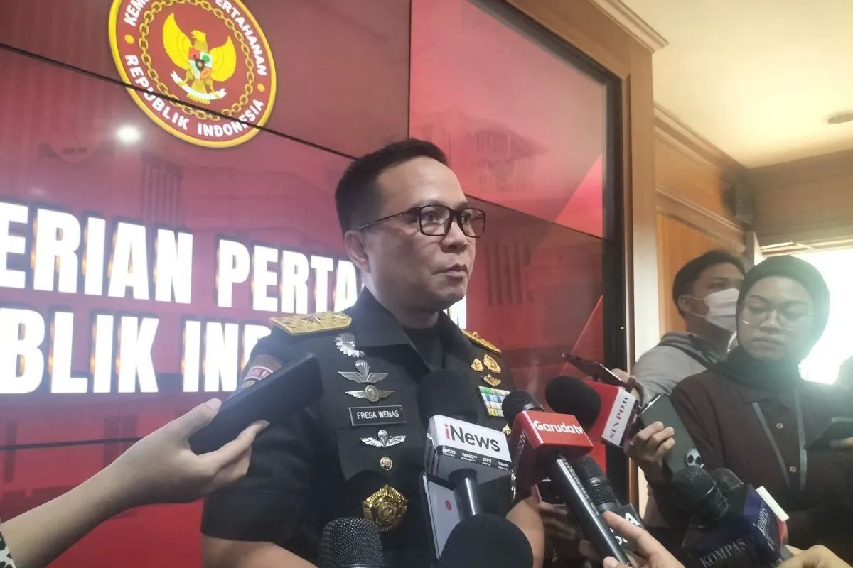 Karo Infohan Setjen Kementerian Pertahanan (Kemhan) Brigjen TNI Frega Wenas Inkiriwang di Kantor Kemhan, Jakarta Pusat, Senin (10/3/2025). <b>(Antara)</b>