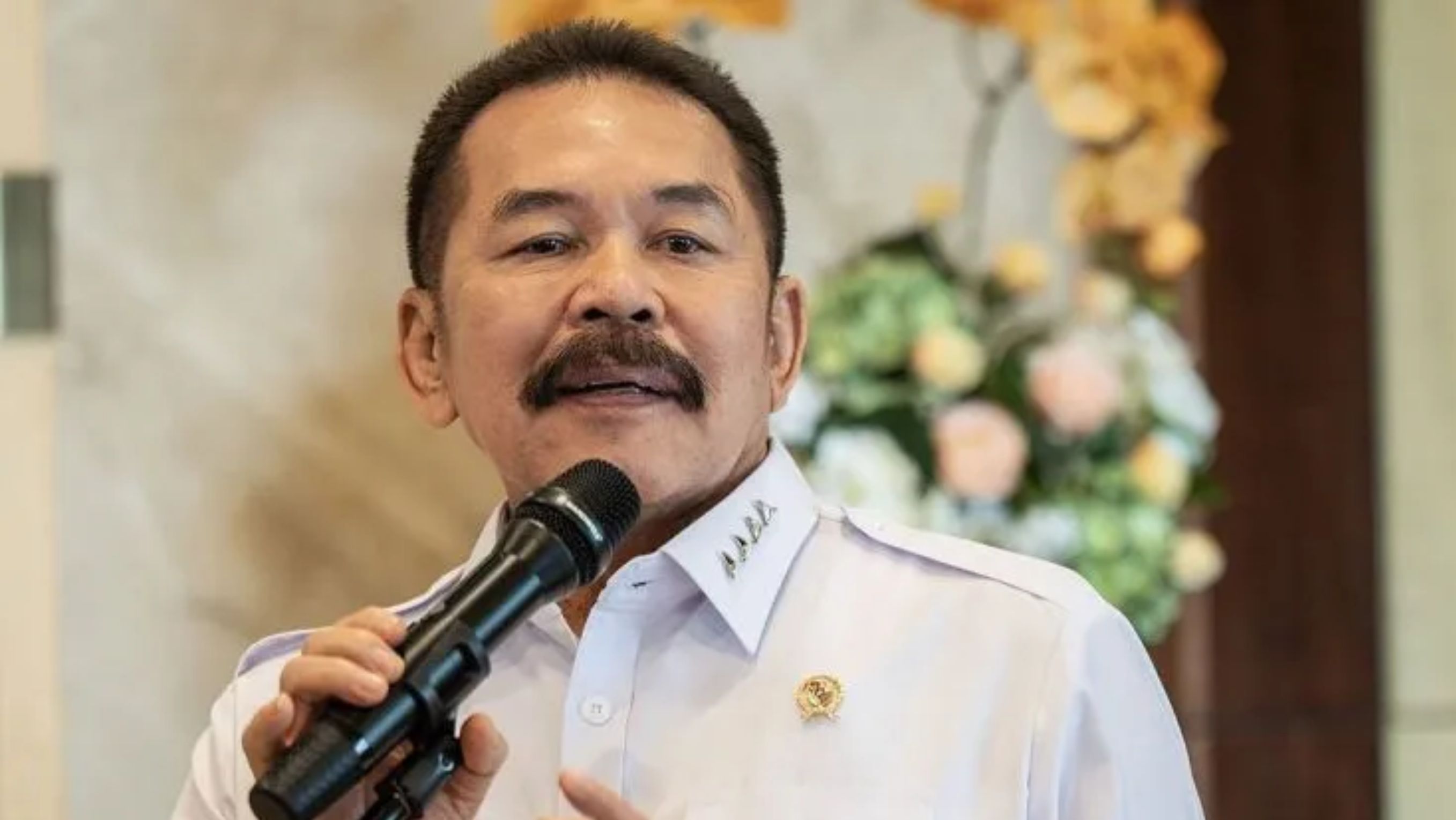 Jaksa Agung Sanitiar Burhanuddin menjawab pertanyaan wartawan usai melakukan pertemuan dengan Mendes PDT Yandri Susanto di Kejaksaan Agung. <b>(Antara)</b>