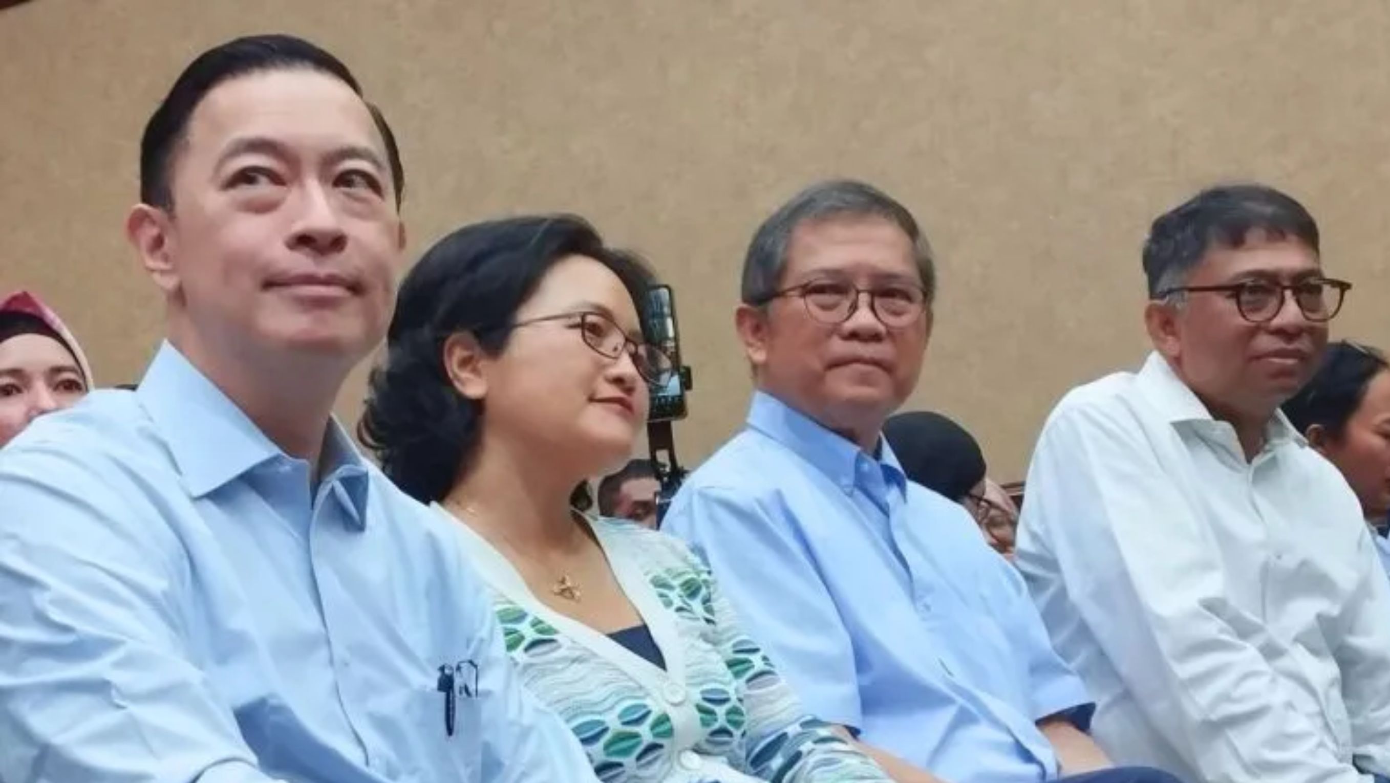 Menteri Perdagangan (Mendag) periode 2015&mdash;2016 Thomas Trikasih Lembong atau Tom Lembong (ujung kiri) saat menunggu sidang pembacaan putusan sela oleh majelis hakim di Pengadilan Tipikor. <b>(Antara)</b>