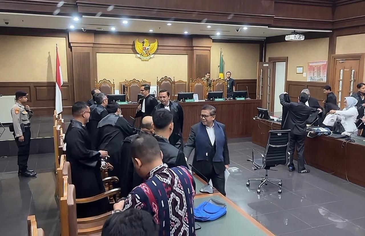 Sekjen PDI Perjuangan Hasto Kristiyanto di sidang di Pengadilan Tipikor Jakarta, Jumat, 14 Maret 2025. <b>(Ntvnews/Alber)</b>