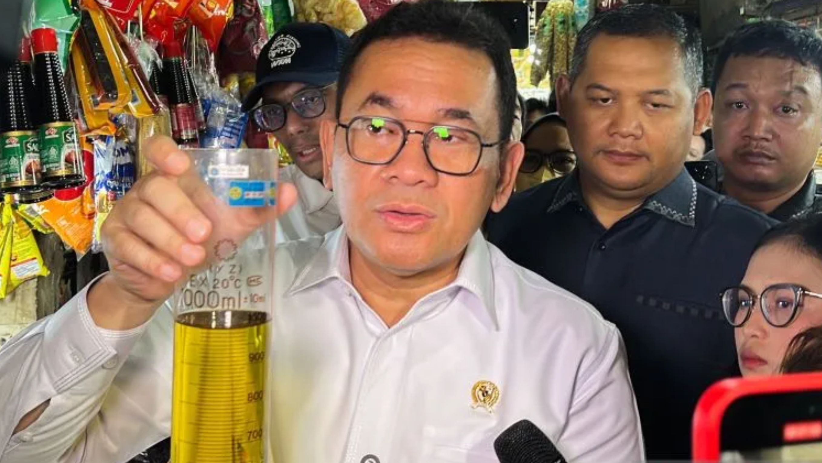Menteri Perdagangan (Mendag) Budi Santoso menunjukkan volume Minyakita sesuai takaran 1 liter yang dijual pedagang di Pasar Jaya Ciracas, Jakarta Timur, Sabtu, 15 Maret 2025. <b>(Antara)</b>