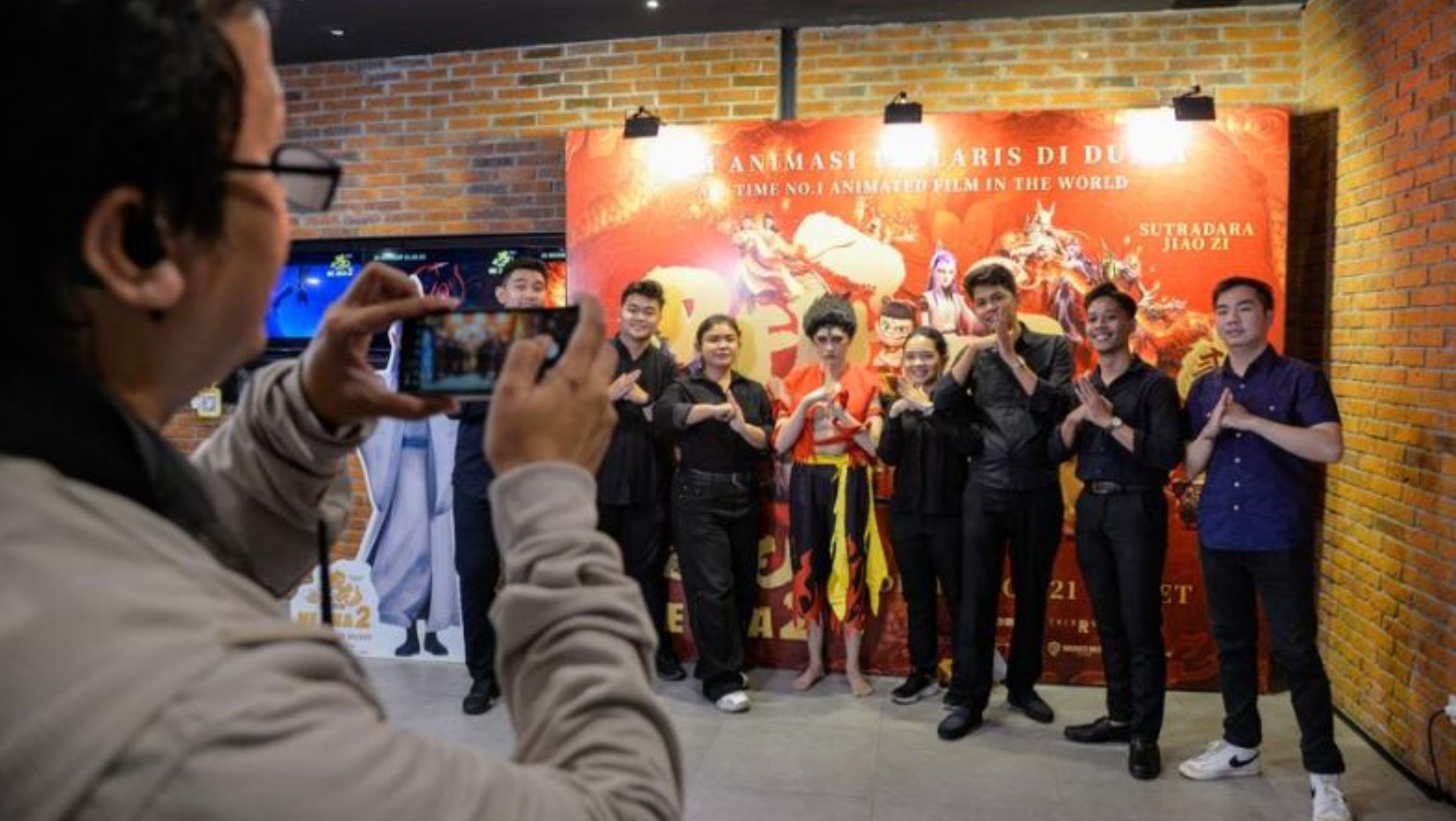 Sejumlah orang berpose untuk foto di depan poster film animasi Tiongkok Ne Zha 2 di CGV Grand Indonesia di Jakarta, Indonesia, 15 Maret 2025. <b>(Xinhua/Xu Qin)</b>