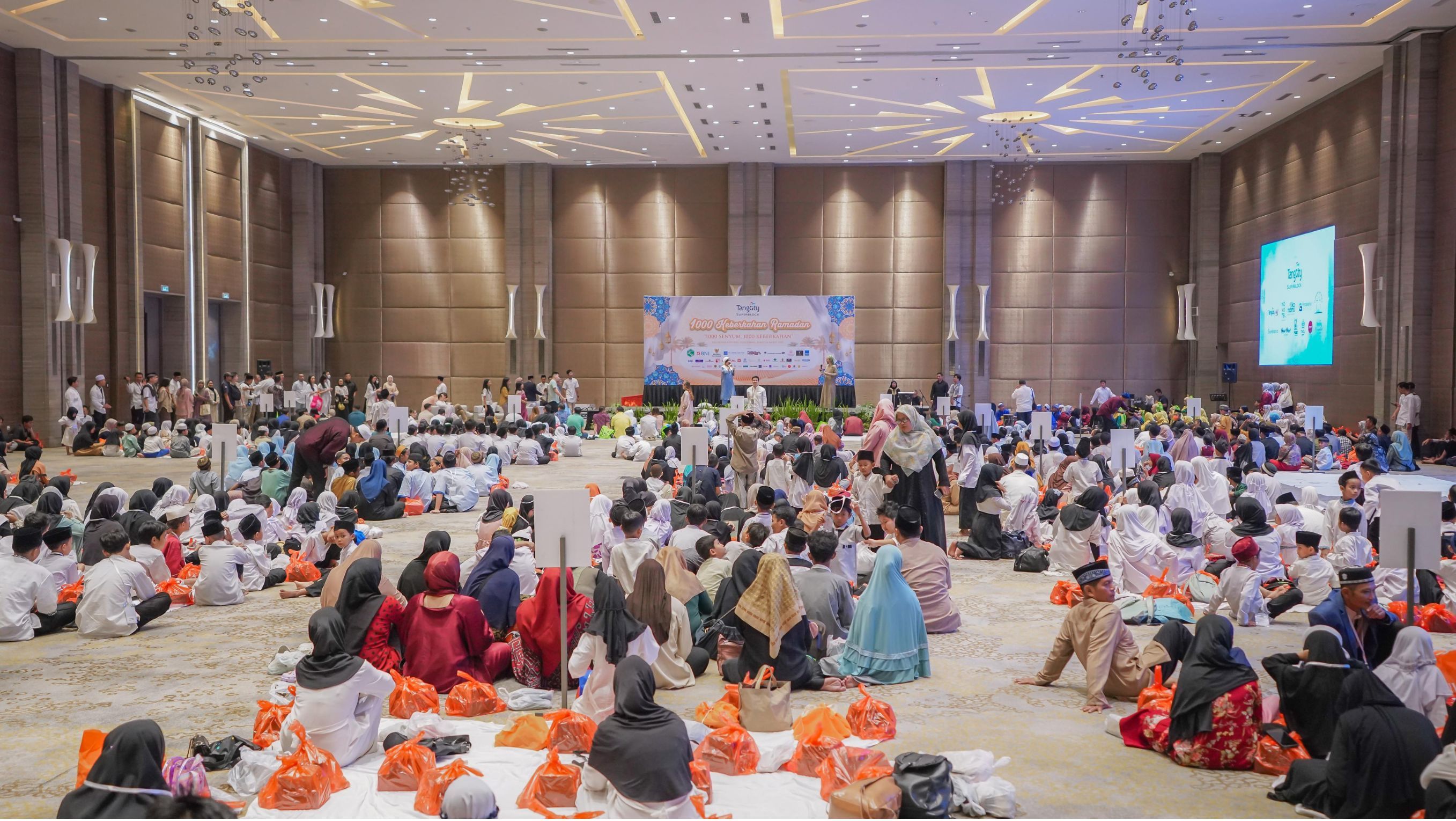 Tangcity Mall dan Hotel Novotel Tangerang Gelar &lsquo;1.000 Senyum, 1.000 Keberkahan&rsquo; untuk Yatim Piatu dan Penyandang Disabilitas <b>(Tangcity)</b>