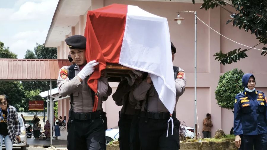 Personel kepolisian sedang mengangkut jenazah anggota polri yang meninggal dunia saat melakukan penggerebekan judi sabung ayam di Kabupaten Waykanan. Lampung, Selasa (18/3/2025). <b>(Dok.Antara)</b>