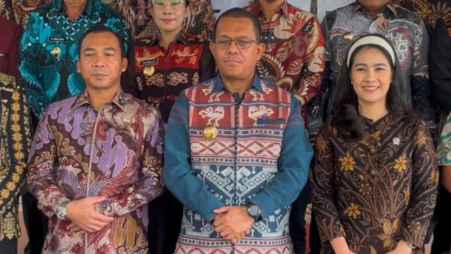 Kepala BKKBN, Wihaji (kanan), Gubernur NTT, Emanuel Melkiades Laka Lena (tengah), Wakil Kepala BKKBN, Ratu Ayu Isyana Bagoes Oka (kiri). <b>(Dok.Ntvnews.id/Alber Laia)</b>