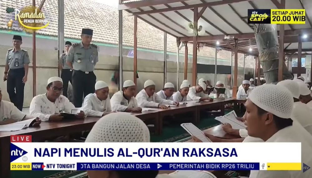 Puluhan narapidana mengisi kegiatan positif yang digelar di masjid Lapas Kelas IIA, Banyuwangi, Jawa Timur.