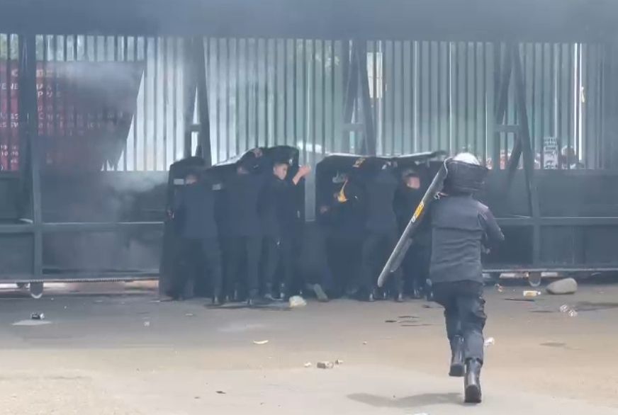 Brimob berupaya padamkan api yang dinyalakan mahasiswa di Gerbang Pancasila DPR. (NTVNews.id) 