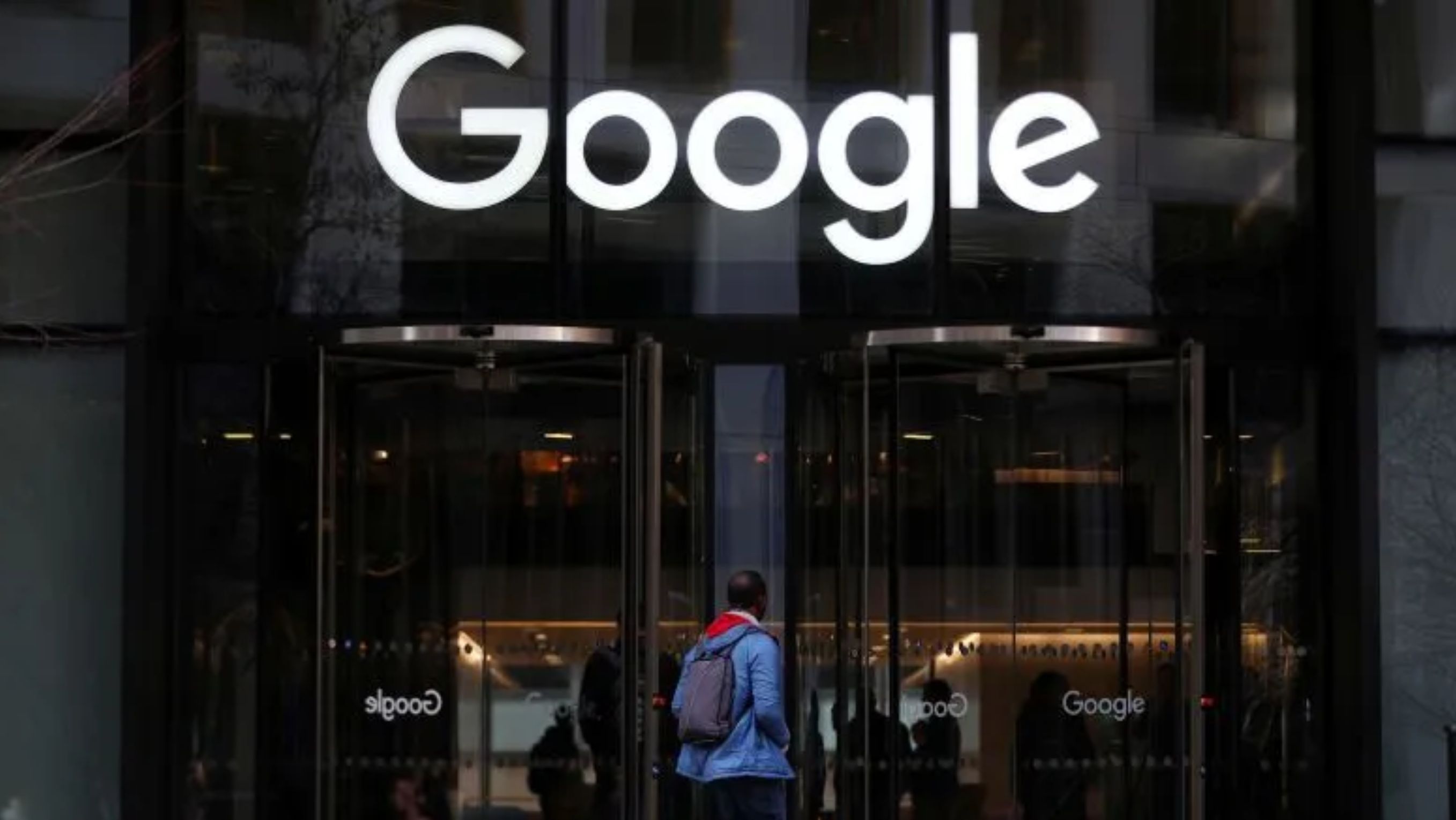  Logo Google di pintu masuk perusahaan di London, Inggris.  <b>(Antara)</b>