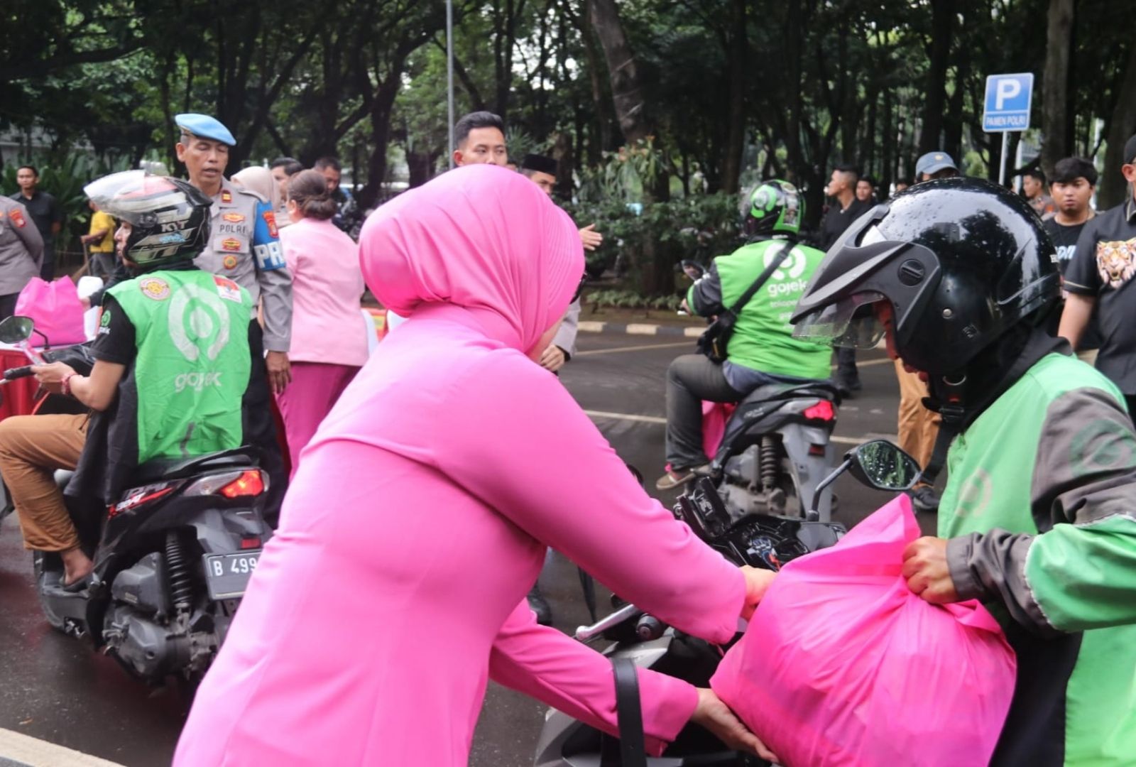 Polda Metro Jaya bagikan paket sembako ke driver ojol. 