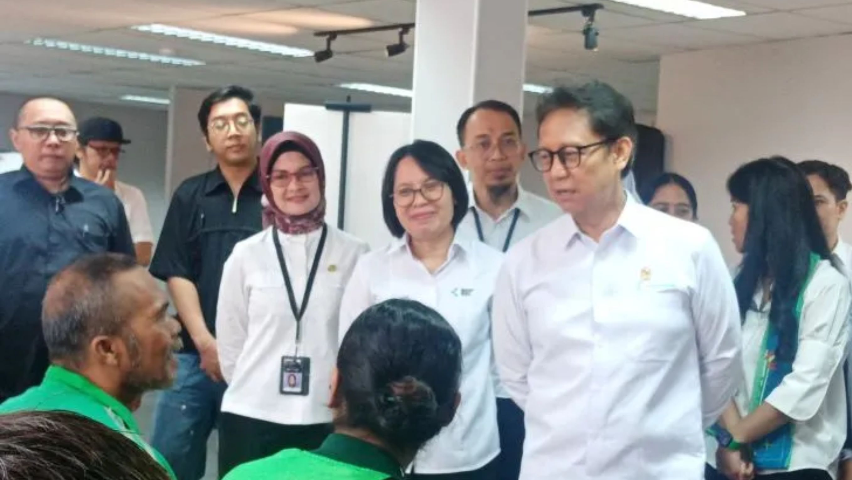 Menteri Kesehatan (Menkes) Budi Gunadi Sadikin saat meninjau pelaksanaan Cek Kesehatan Gratis bagi para pengemudi ojek online (ojol) di Grab Excellent Center. <b>(Antara)</b>