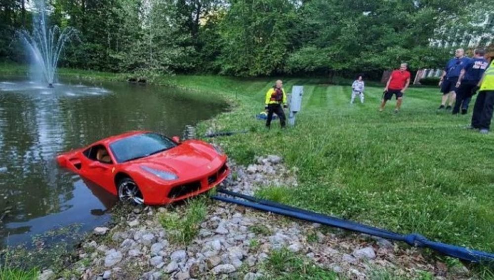 Ferrari 488 GTB tiba-Tiba kehilangan fungsi rem dan jatuh ke kolam di halaman rumahnya. (Foto: Instagram @bigboysstl) 