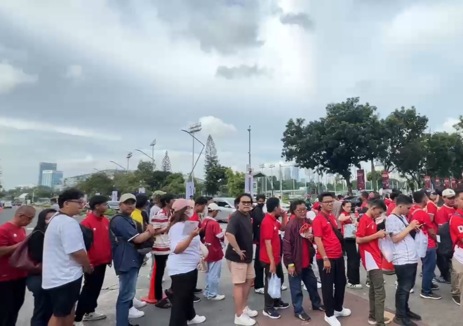 Antrean masuk pendukung Timnas Indonesia. (NTVNews.id) 