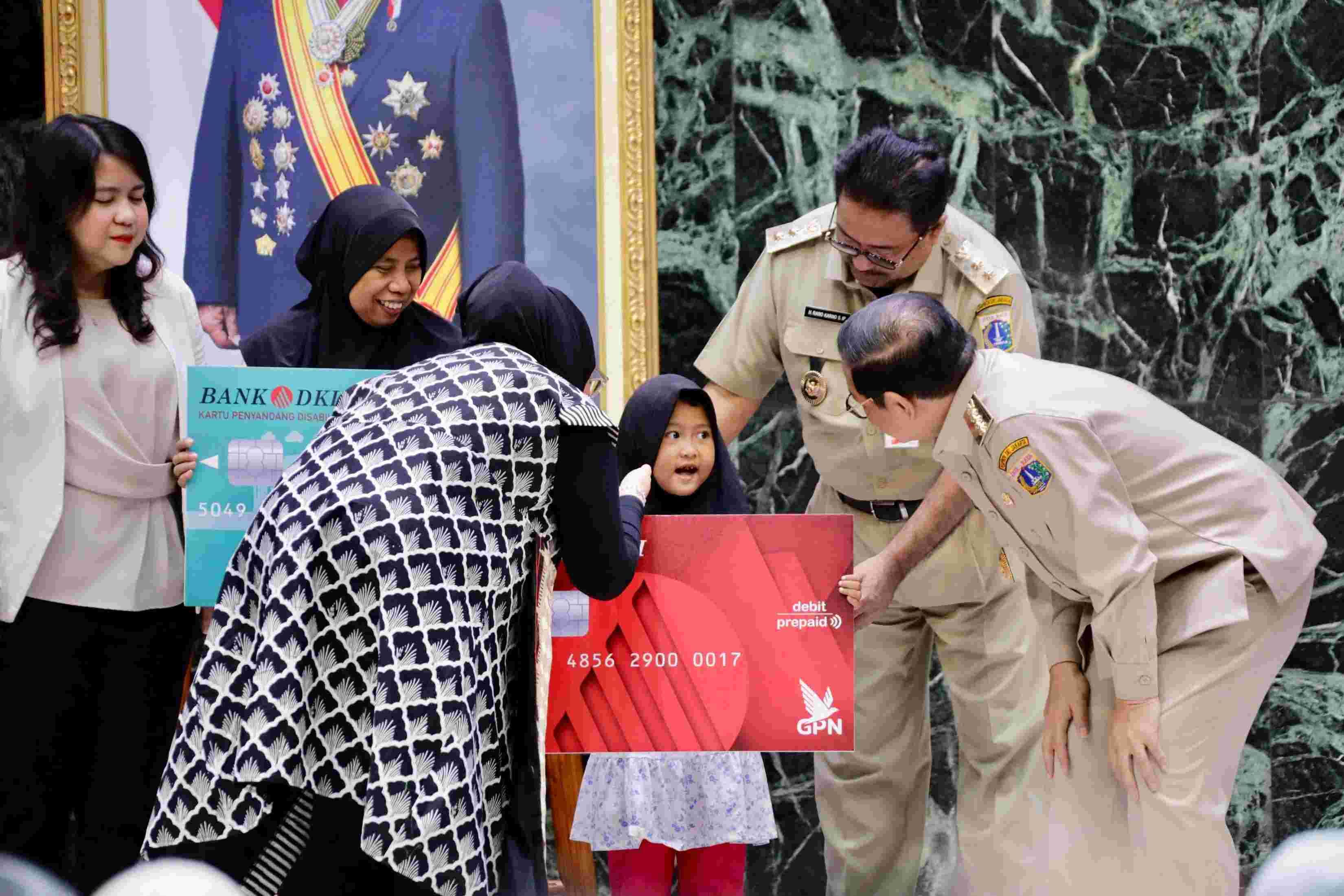 penyerahan bansos PKD di Balai Agung, Balai Kota Jakarta <b>(Pemprov DKI/ Ntvnews.id)</b>