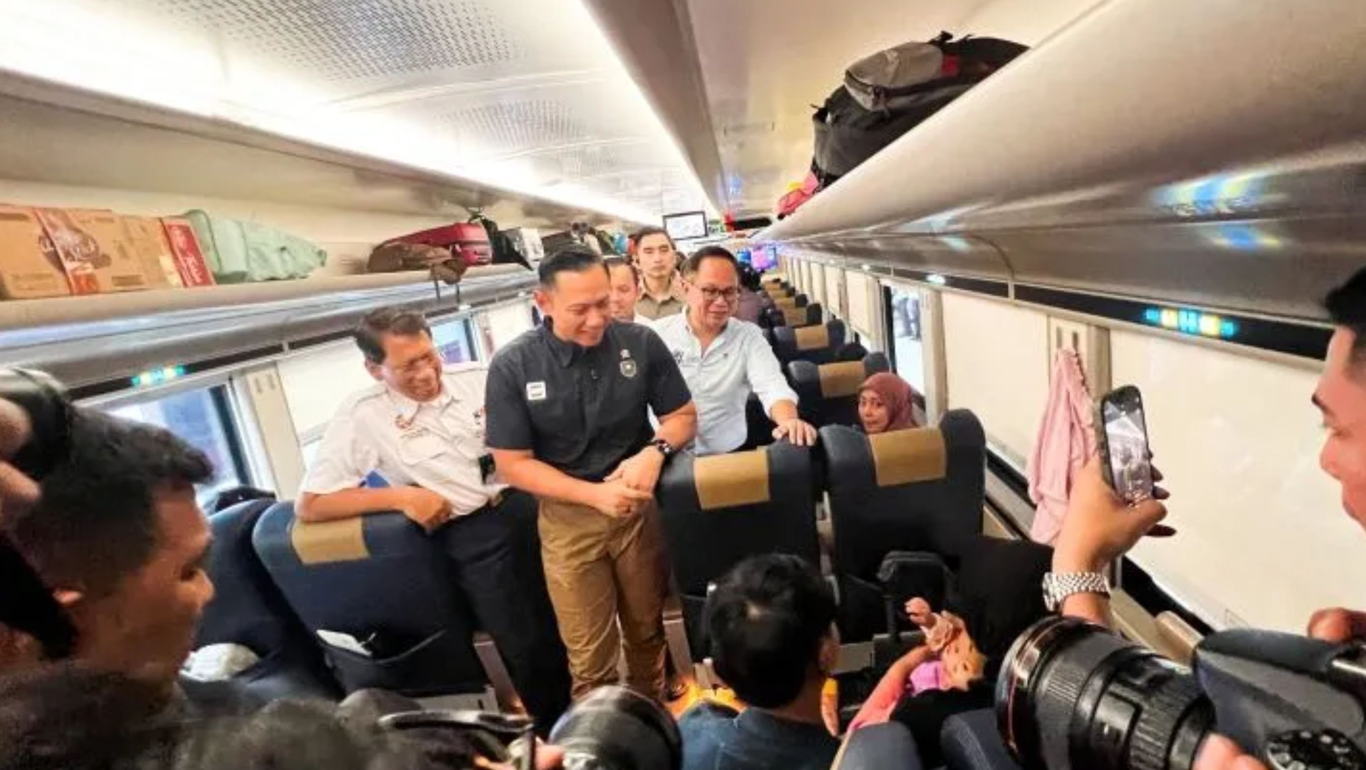 Menteri Koordinator Bidang Infrastruktur dan Pembangunan Kewilayahan (Menko Infra) Agus Harimurti Yudhoyono, bersama Wakil Menteri BUMN Kartiko Wirjoatmodjo dan Direktur Utama PT Kereta Api Indonesia (Persero) Didiek Hartantyo, menyambut para pemudik <b>(Antara)</b>