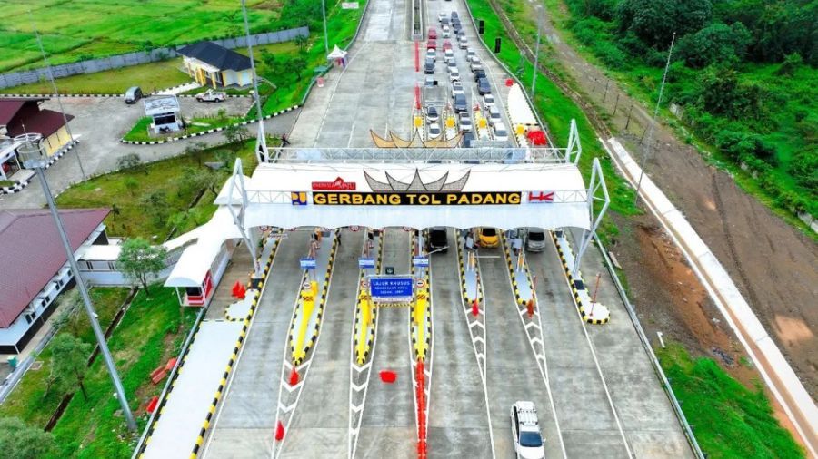Suasana arus lalu lintas di Gerbang Tol Padang. <b>(Dok.Antara)</b>