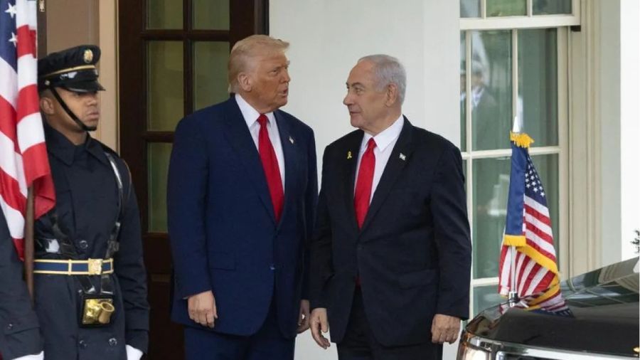 Presiden Amerika Serikat Donald Trump (tengah) menyambut Pemimpin Otoritas Israel Benjamin Netanyahu (kanan) di Gedung Putih di Washington, D.C., Amerika Serikat, pada 7 April 2025. <b>(Dok.Antara)</b>