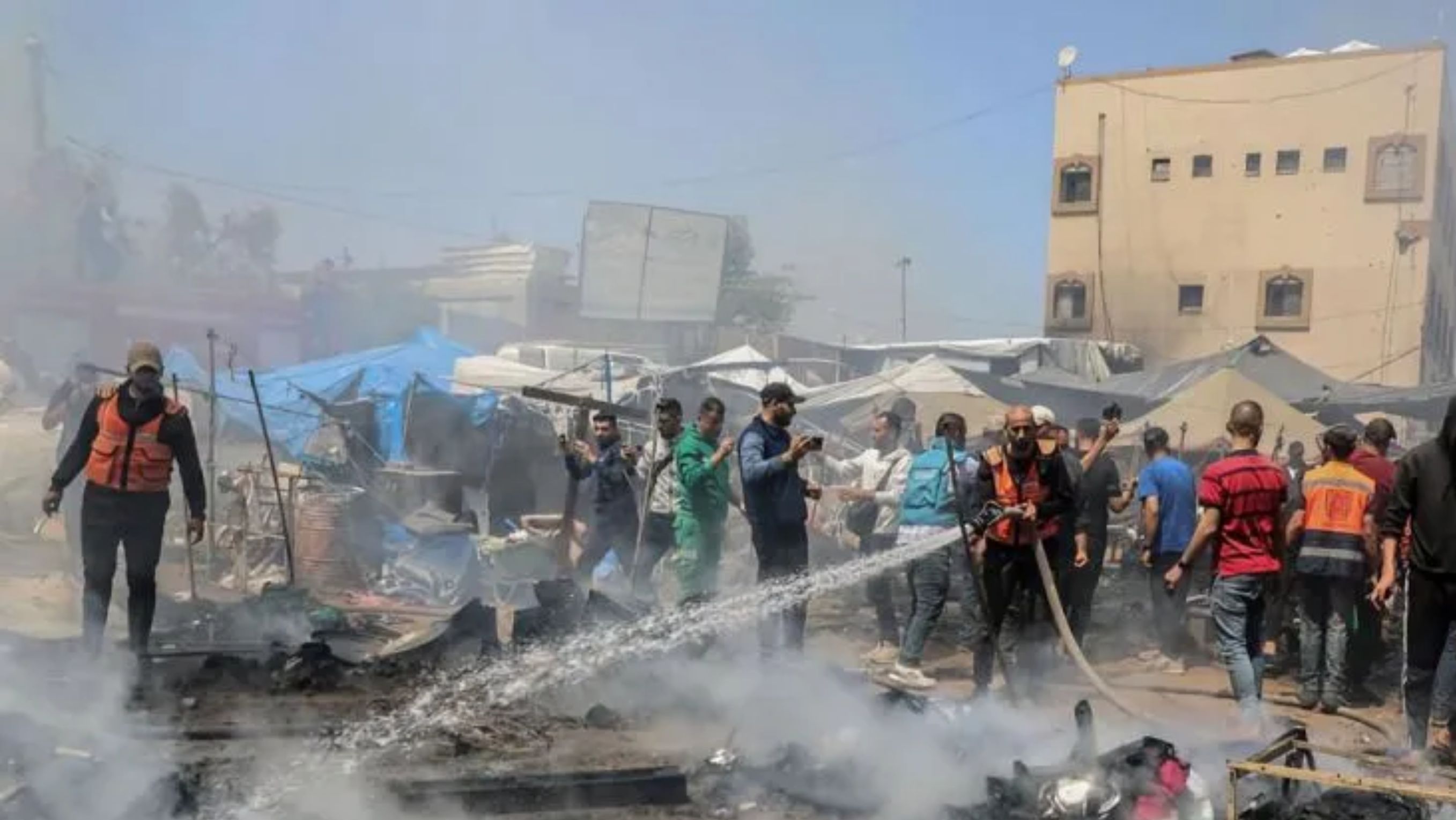Seorang petugas pemadam kebakaran memadamkan api setelah serangan udara Israel di Kota Gaza, Palestina. <b>(Antara)</b>