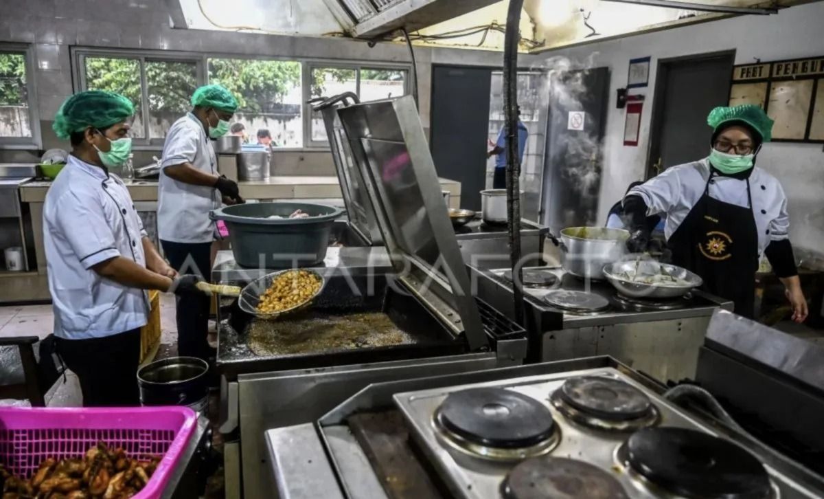 Petugas menyiapkan paket makanan bergizi gratis (MBG) di dapur Sekolah Staf dan Komando Angkatan Laut (Seskoal), Cipulir, Jakarta, Selasa (14/1/2025). Dapur MBG Seskoal mendistribusikan sebanyak 3.000 sampai 4.000 makanan bergizi ke delapan sekolah d <b>(Antara)</b>