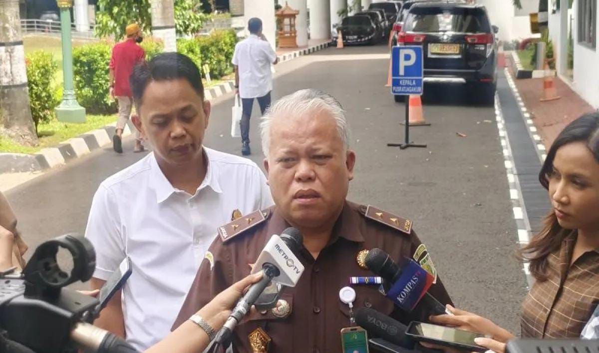 Kepala Pusat Penerangan Hukum (Kapuspenkum) Kejaksaan Agung Harli Siregar berbicara dengan awak media di Gedung Kejaksaan Agung, Jakarta, Rabu (23/4/2025 <b>(Antara)</b>