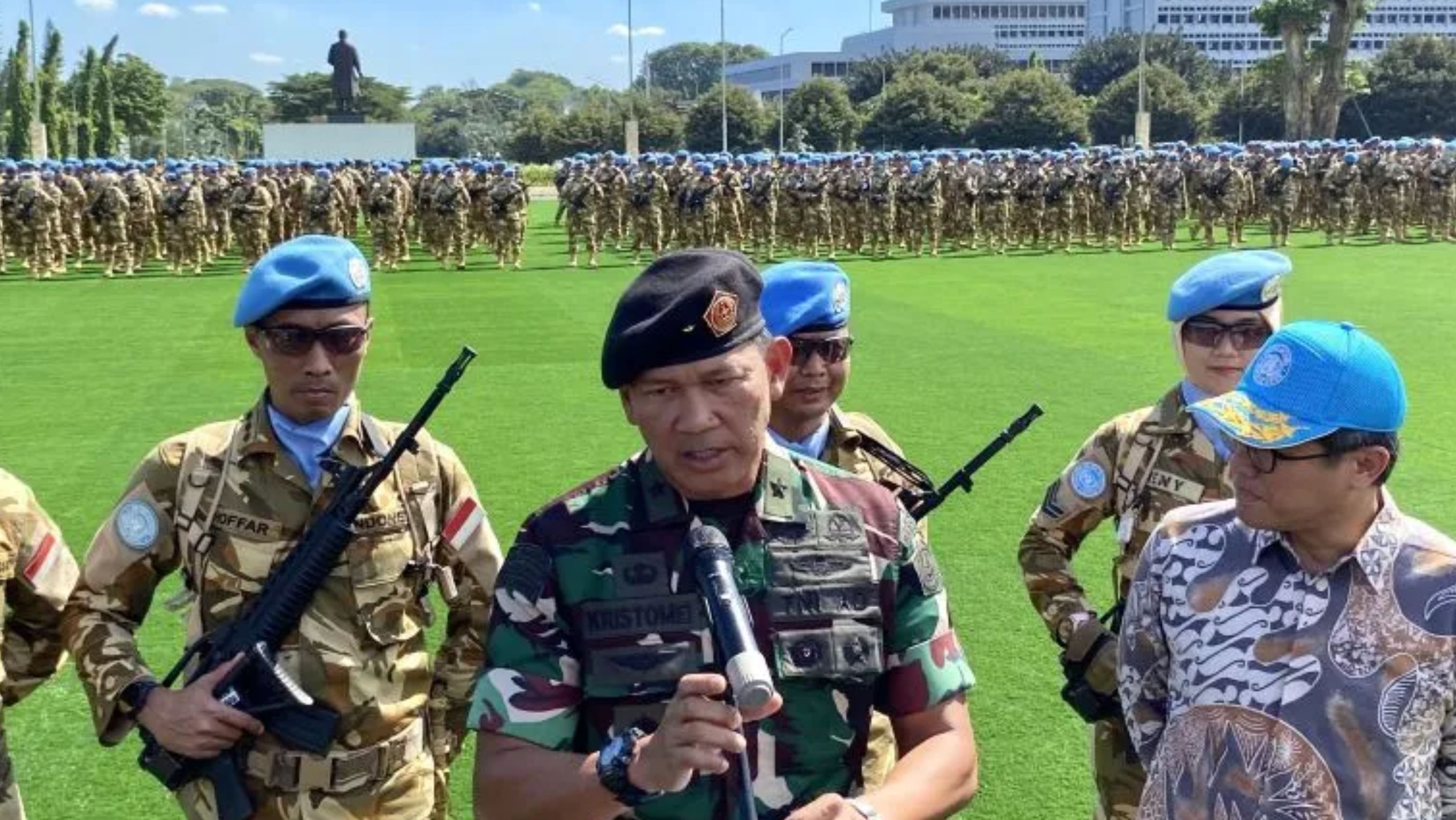 Kepala Pusat Penerangan (Kapuspen) TNI Brigadir Jenderal TNI Kristomei Sianturi (tengah) menjawab pertanyaan wartawan di Markas Besar TNI. <b>(Antara)</b>