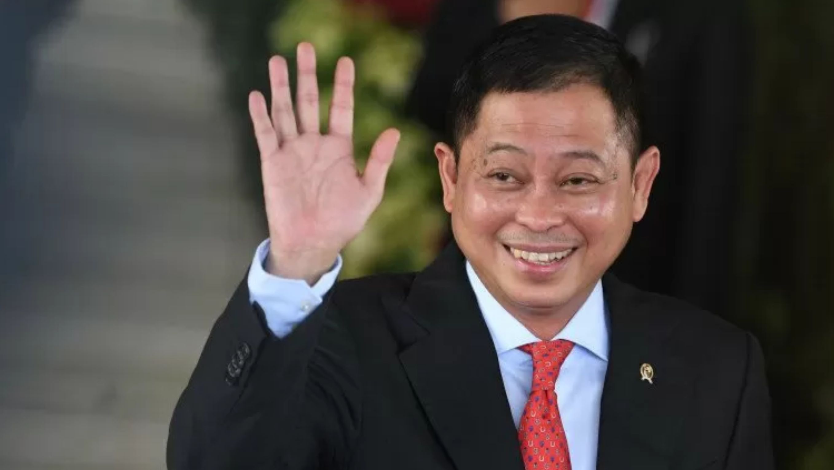 Menteri Kabinet Kerja 2014-2019 Ignasius Jonan menyapa wartawan saat menghadiri Pelantikan Presiden dan Wakil Presiden 2019 di Gedung Nusantara. <b>(Antara)</b>