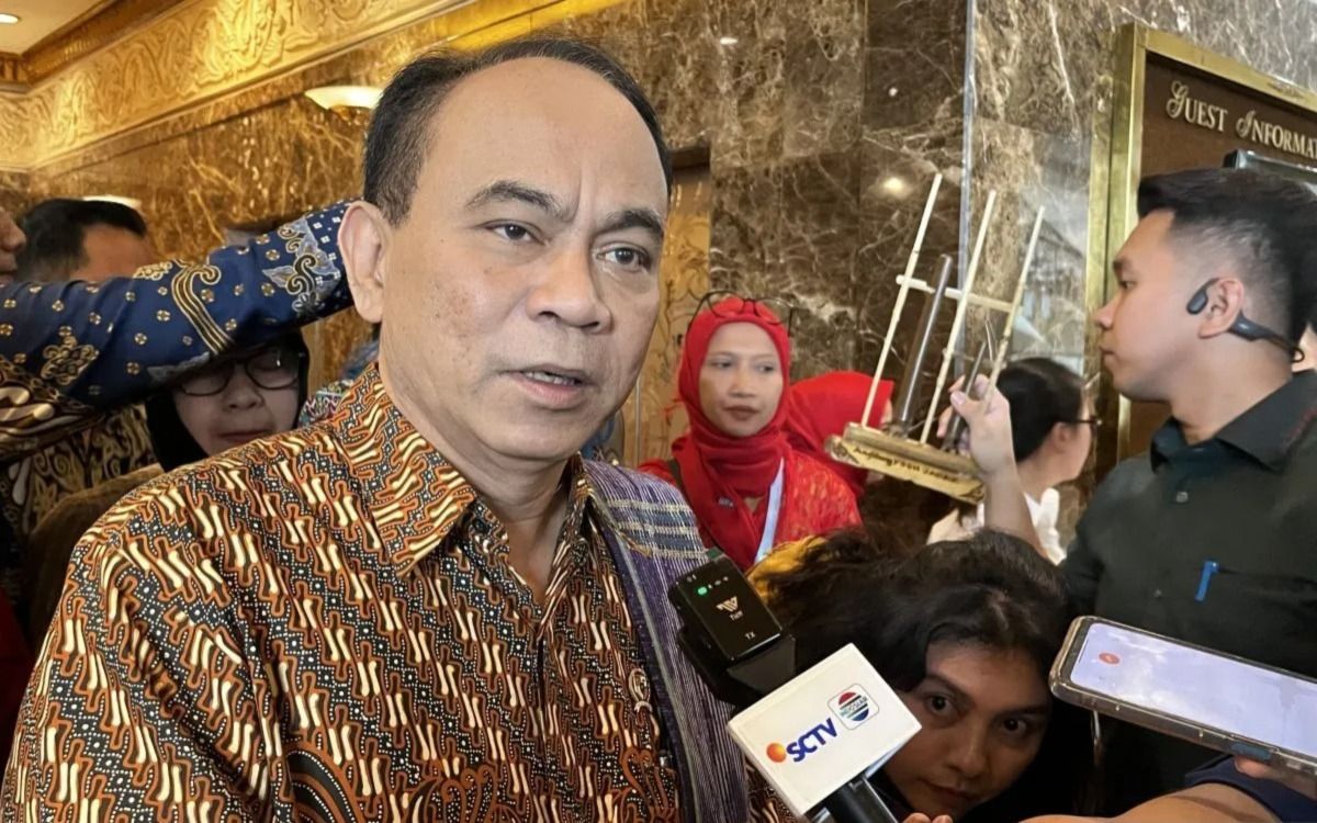 Menteri Koperasi (Menkop) Budi Arie Setiadi saat menanggapi pertanyaan awak media di kawasan Kemayoran, Jakarta, Jumat (25/4/2025) <b>(Antara)</b>