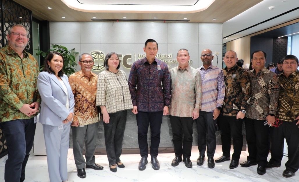 Menteri Koordinator Bidang Infrastruktur dan Pembangunan Kewilayahan, Agus Harimurti Yudhoyono (AHY) berfoto bersama. (Foto: Istimewa)