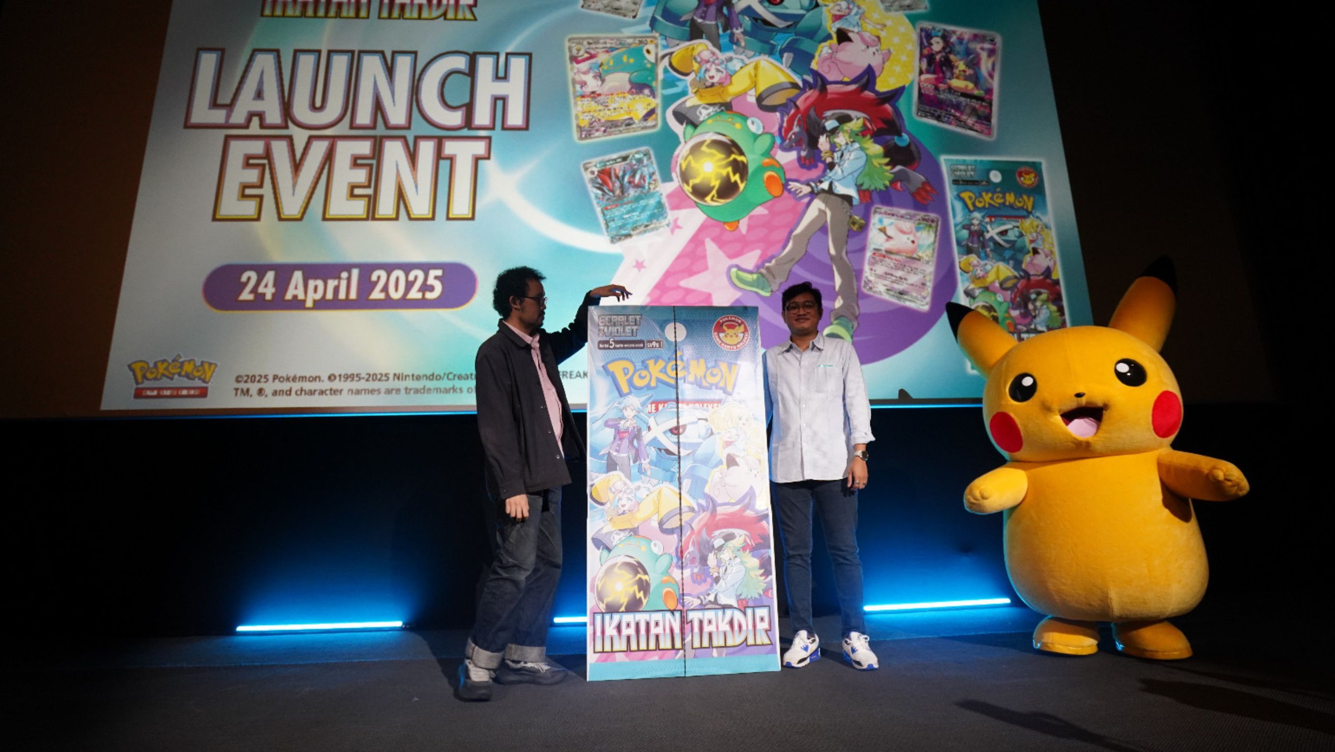 Acara peluncuran set kartu Pok&eacute;mon 'Ikatan Takdir' diadakan pada 24 April 2025, dihadiri oleh perwakilan resmi dan maskot Pikachu. <b>(AKG Entertainment)</b>