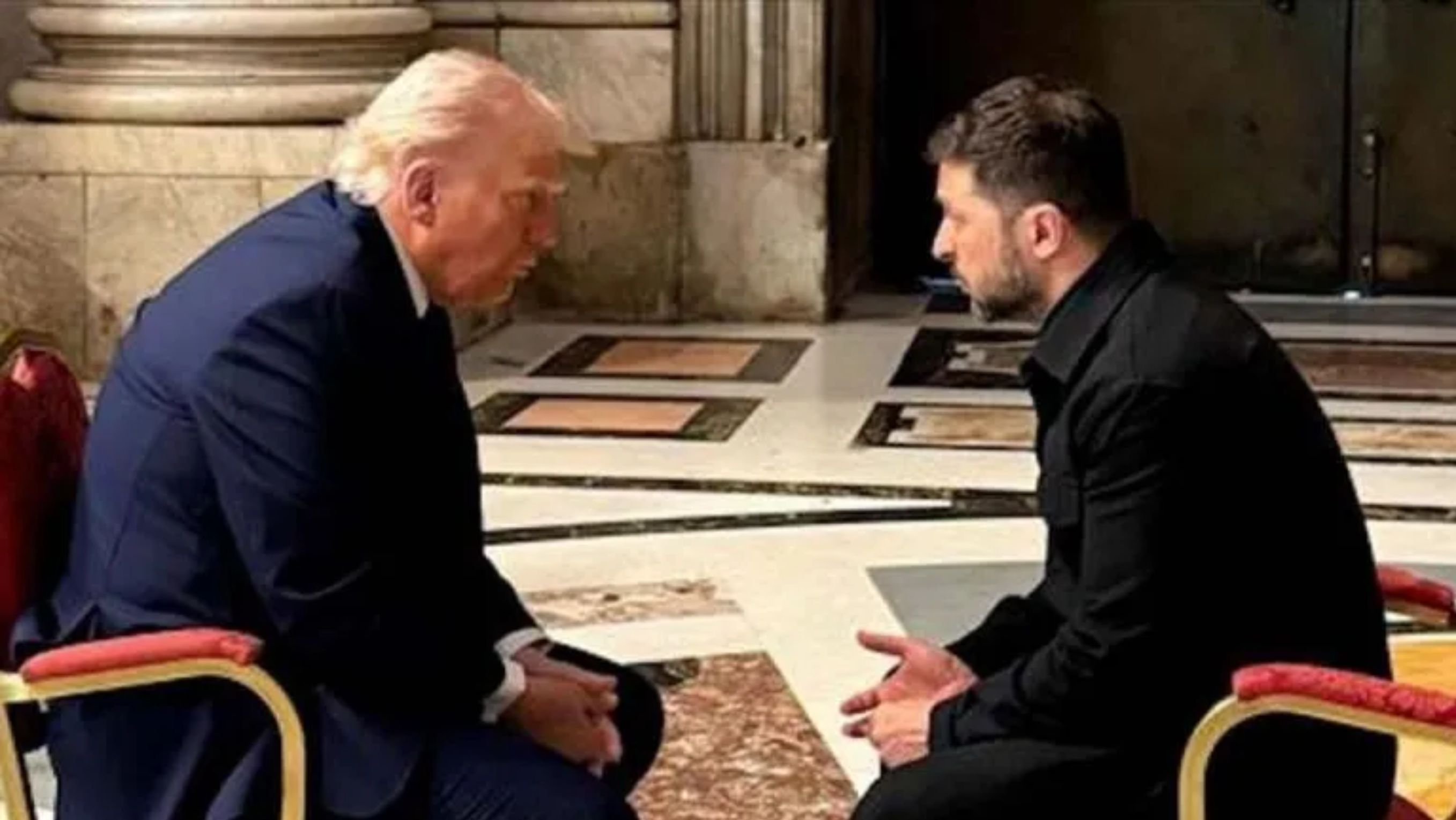 Presiden Amerika Serikat Donald Trump dan Presiden Ukraina Volodymyr Zelenskyy saat berbincang di Basilika Santo Petrus Vatikan. <b>(Antara)</b>