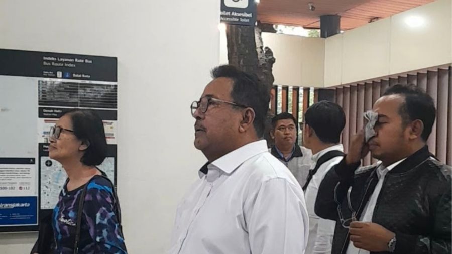 Rano Karno di halte nunggu bus Transjakarta <b>(Ntvnews.id/ Adiansyah)</b>