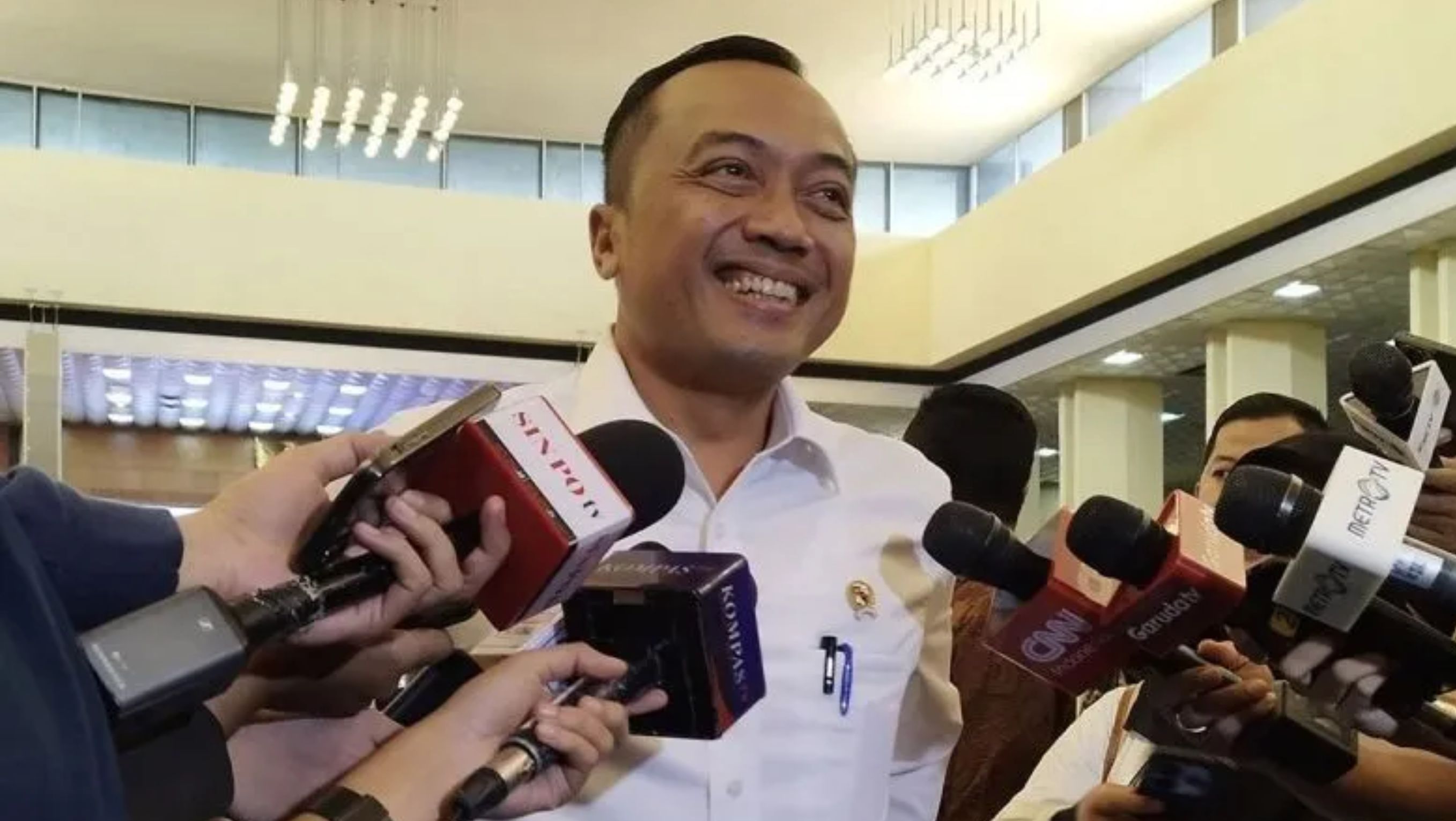 Menteri Sekretaris Negara Prasetyo Hadi di kompleks parlemen, Jakarta. <b>(Antara)</b>