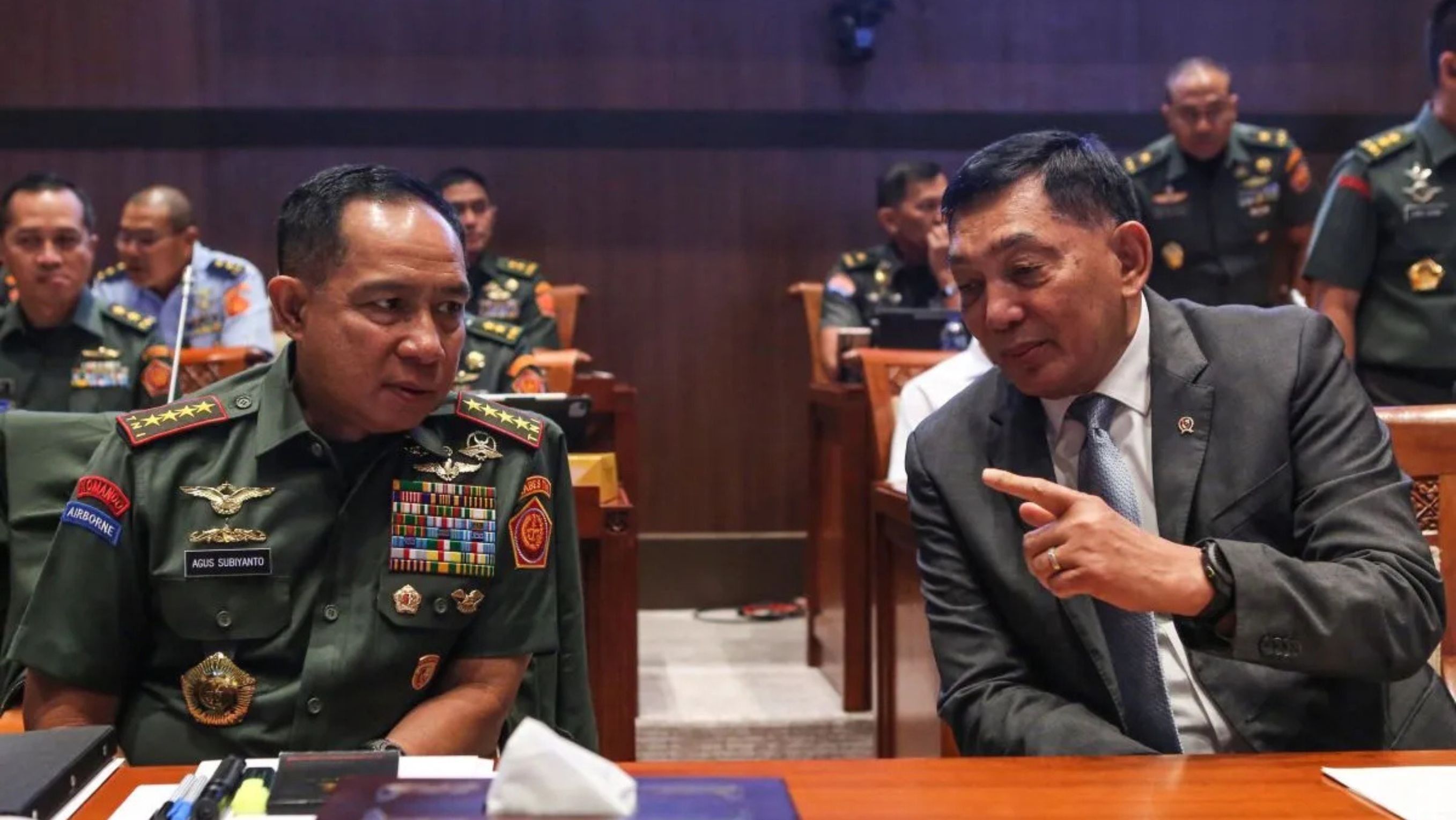 Menhan Sjafrie dan Panglima TNI Agus Subiyanto berbincang jelang rapat dengan Komisi I DPR, Senayan pada Rabu (30/4/2025). <b>((ANTARA/Asprilla Dwi Adha))</b>