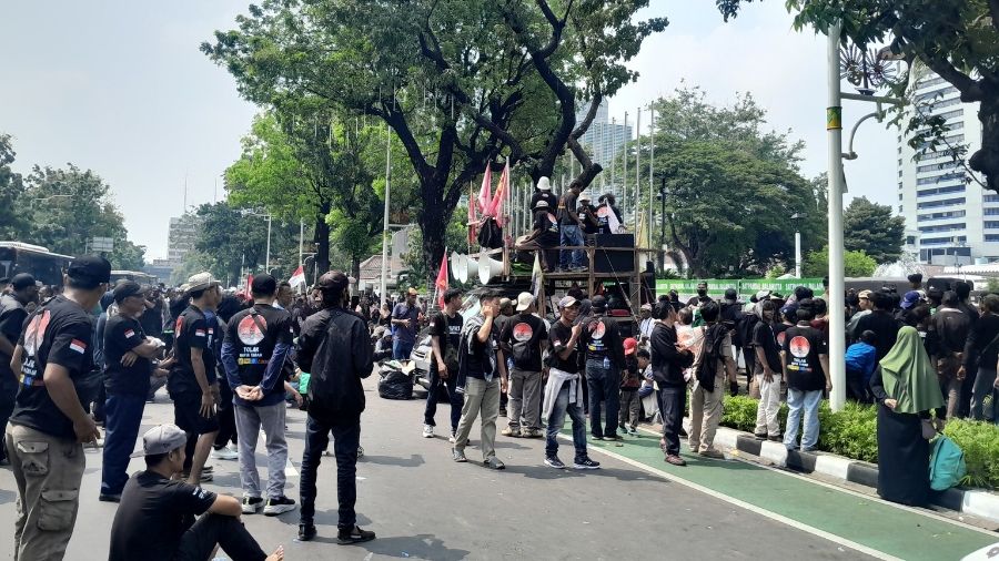 Massa demo depan Balai Kota Jakarta <b>(Ntvnews.id/ Adiansyah)</b>