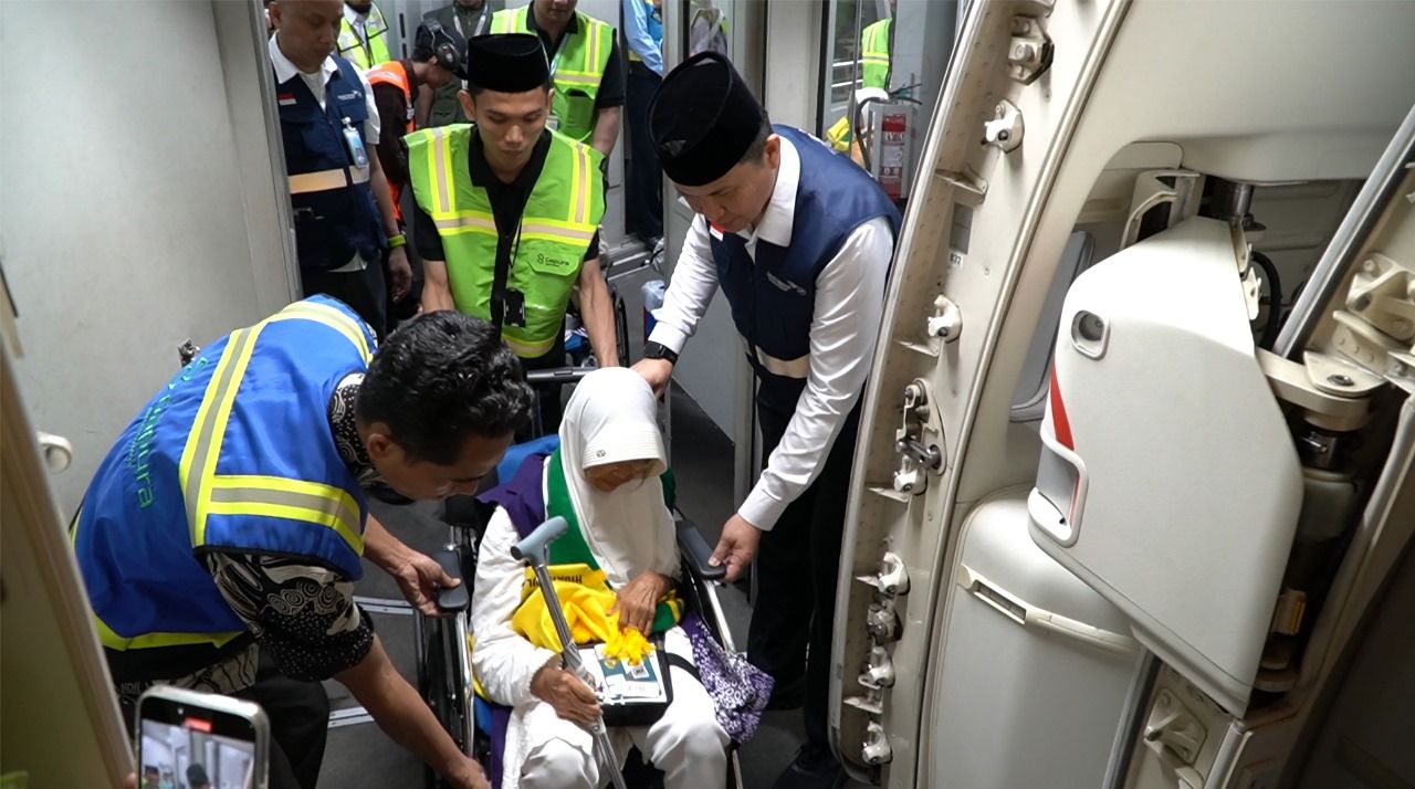 Maskapai penerbangan nasional Garuda Indonesia secara resmi mulai mengoperasikan penerbangan Fase I (Keberangkatan) calon jemaah haji Indonesia pada musim haji 1446 H/2025 M menuju ke Tanah Suci.   <b>(Garuda Indonesia)</b>