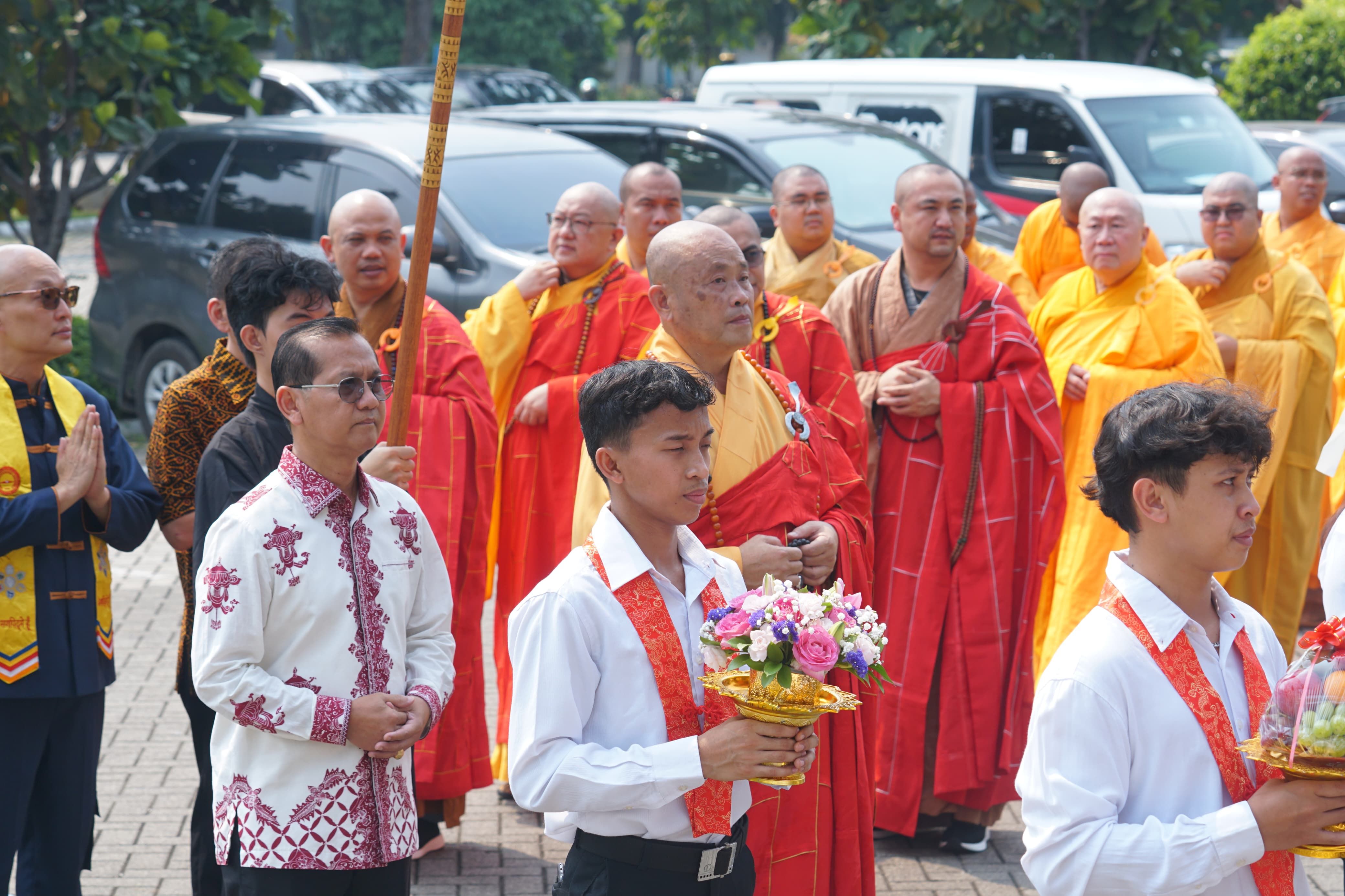 Menjelang Hari Tri Suci Waisak 2569 BE/2025, ribuan umat Buddha mengikuti prosesi ritual Yufo atau memandikan rupang Pangeran Siddharta Gautama yang diselenggarakan Sangha Mahayana Indonesia (SMI) dan Majelis Mahayana Indonesia (MAHASI) di Balai Samudera, Jakarta, Kamis (1/5/2025). <b>(DOKUMENTASI)</b>