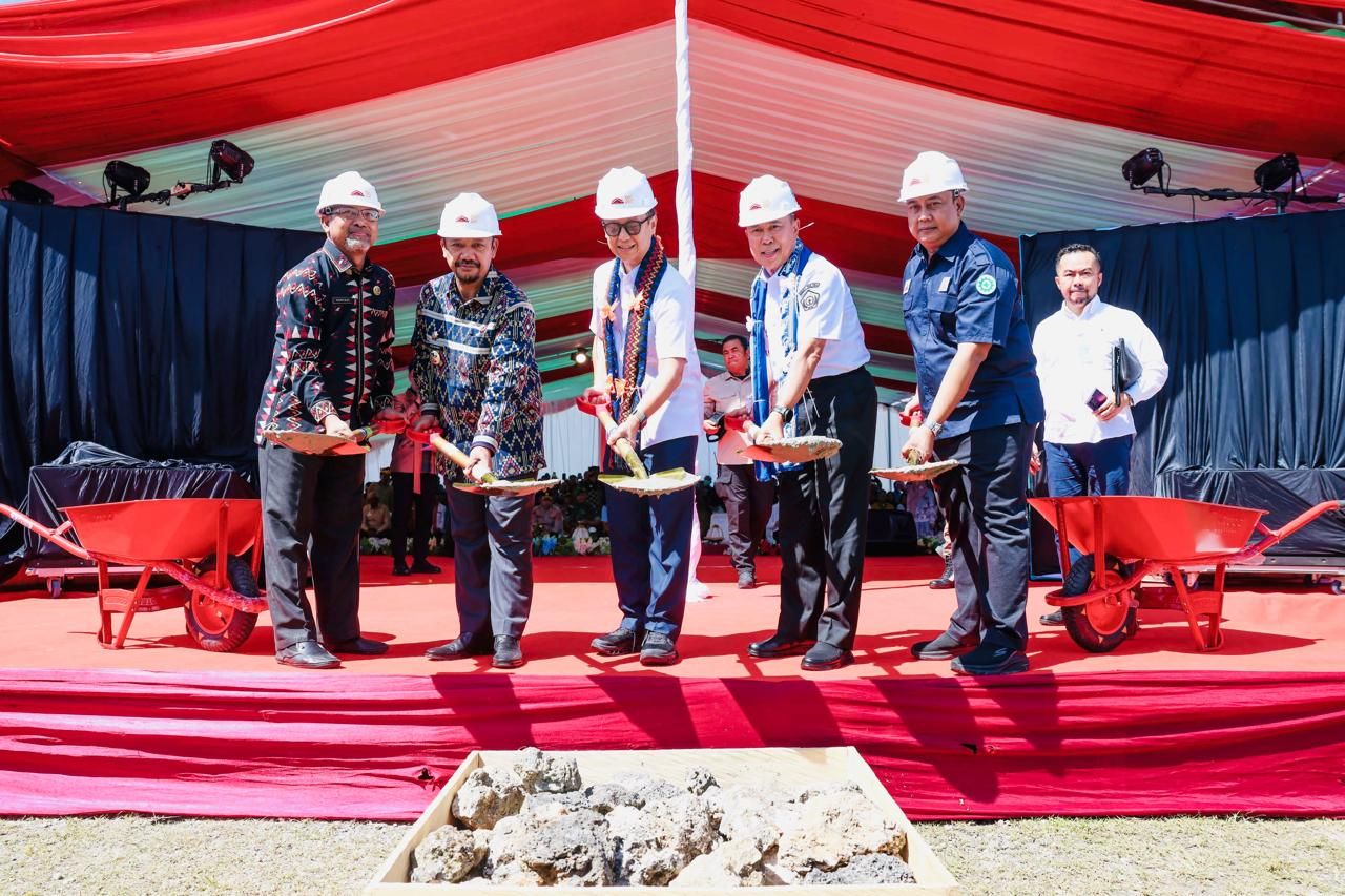 Menteri Kesehatan Budi Gunadi Sadikin meresmikan peletakan batu pertama (groundbreaking) pembangunan Rumah Sakit Umum Daerah (RSUD) Kabupaten Buton Tengah, Sulawesi Tenggara, Jumat (2/5). Pembangunan ini menjadi bagian dari program Quick Wins Kementerian Kesehatan untuk meningkatkan kapasitas layanan dari Rumah Sakit D Pratama menjadi RS Kelas C. <b>(DOK KEMENKES)</b>