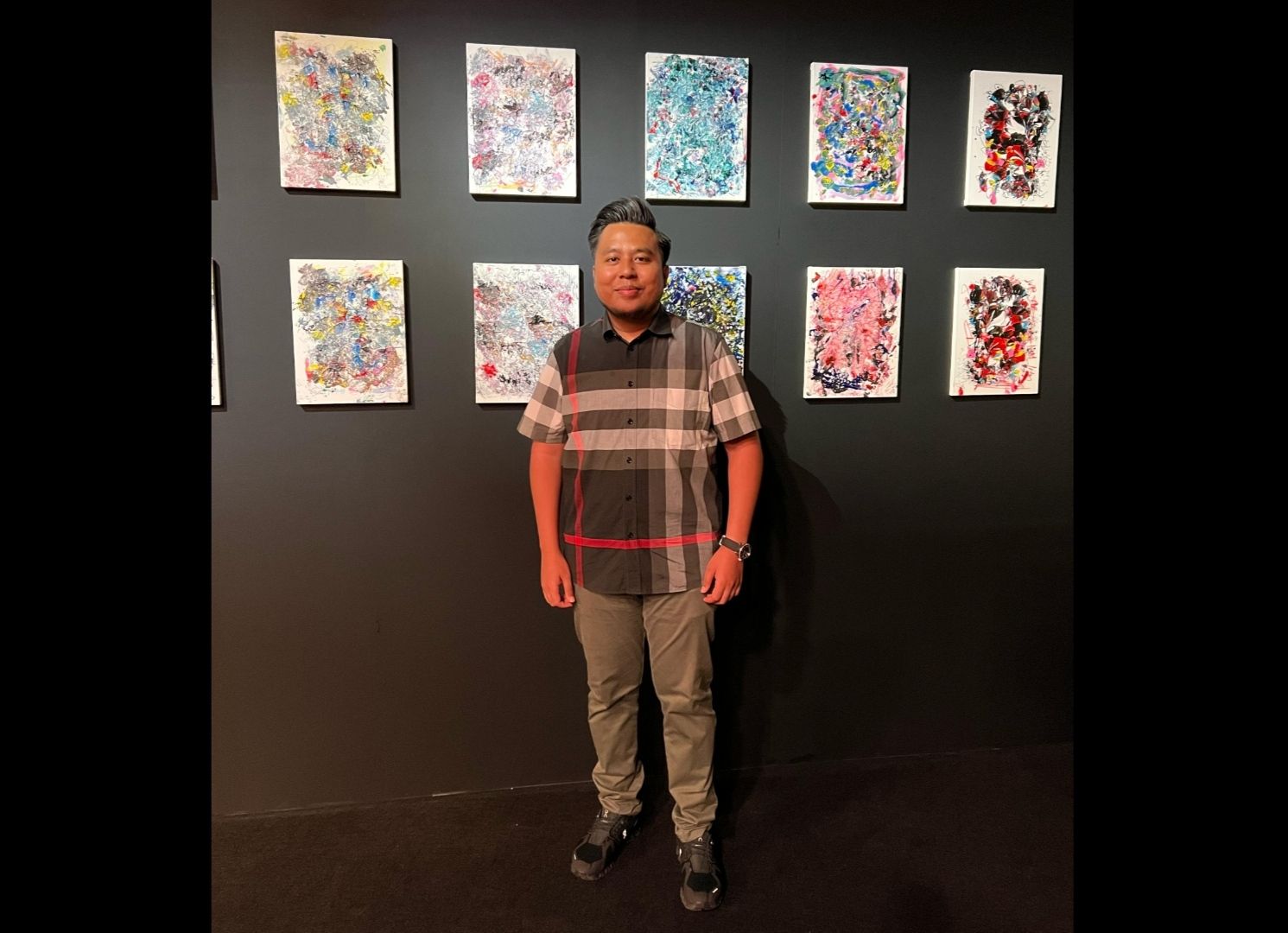 Direktur NT Corp Tommy William Tampubolon berpose di depan karya seni pada pameran yang digelar Yayasan Didit Hediprasetyo. 