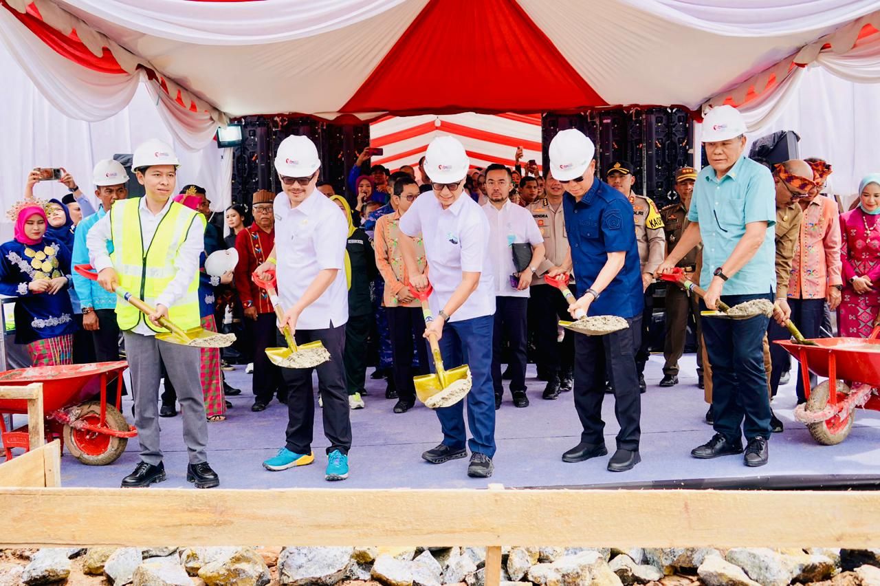 Menteri Kesehatan Budi Gunadi meninjau pembangunan RSUD Kolaka Timur di Sulawesi Tenggara, Sabtu (3/5). <b>(Dok.Ntvnews.id)</b>