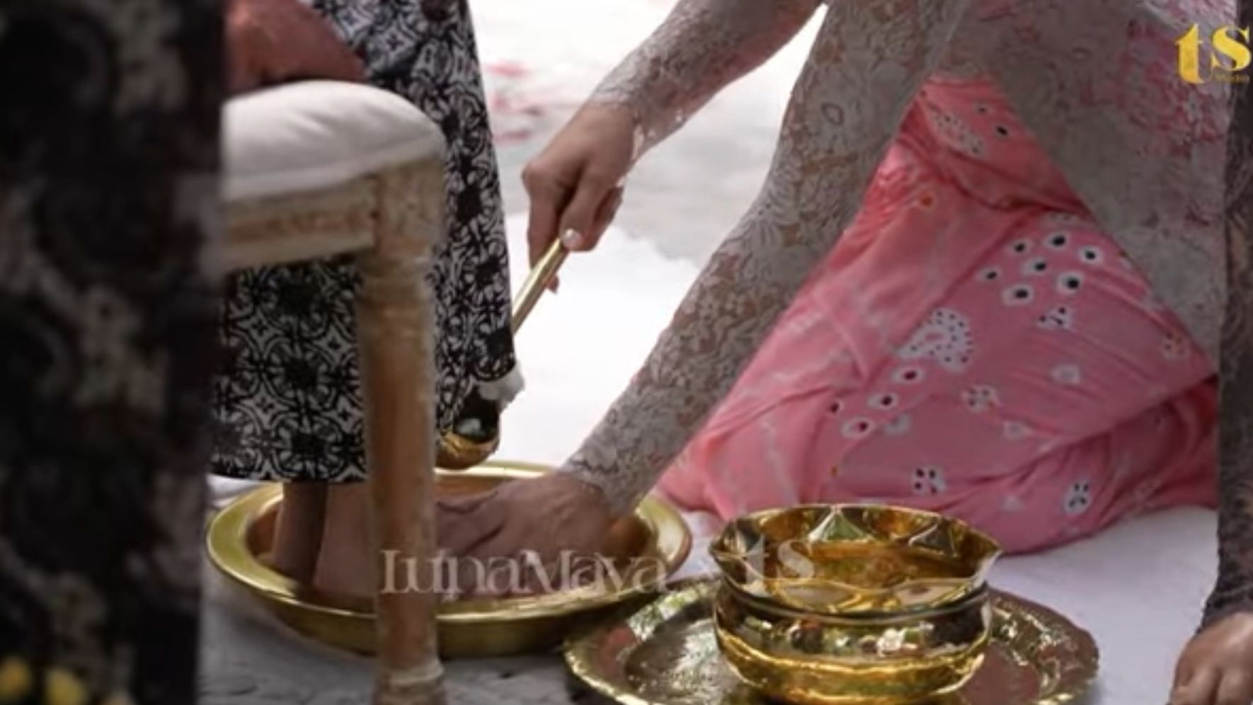 Sungkeman Luna Maya <b>(YouTube)</b>