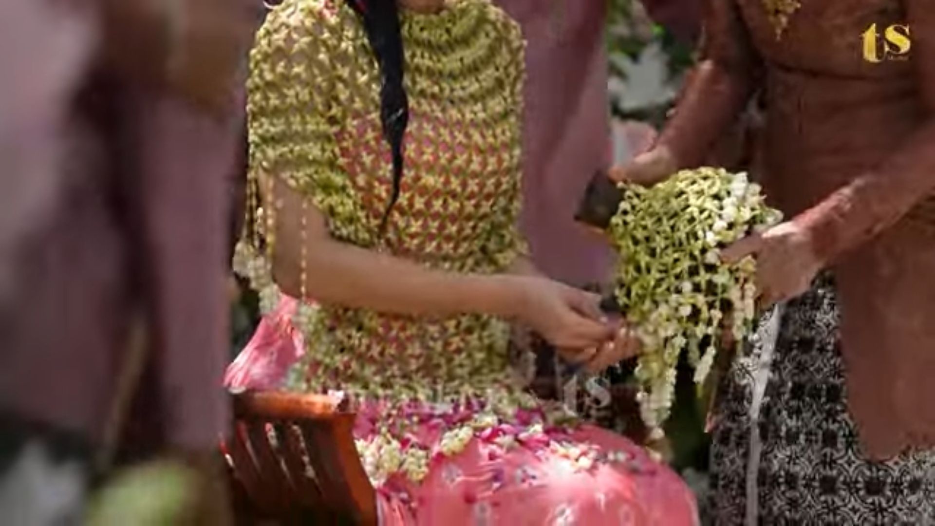 Siraman Luna Maya <b>(YouTube )</b>