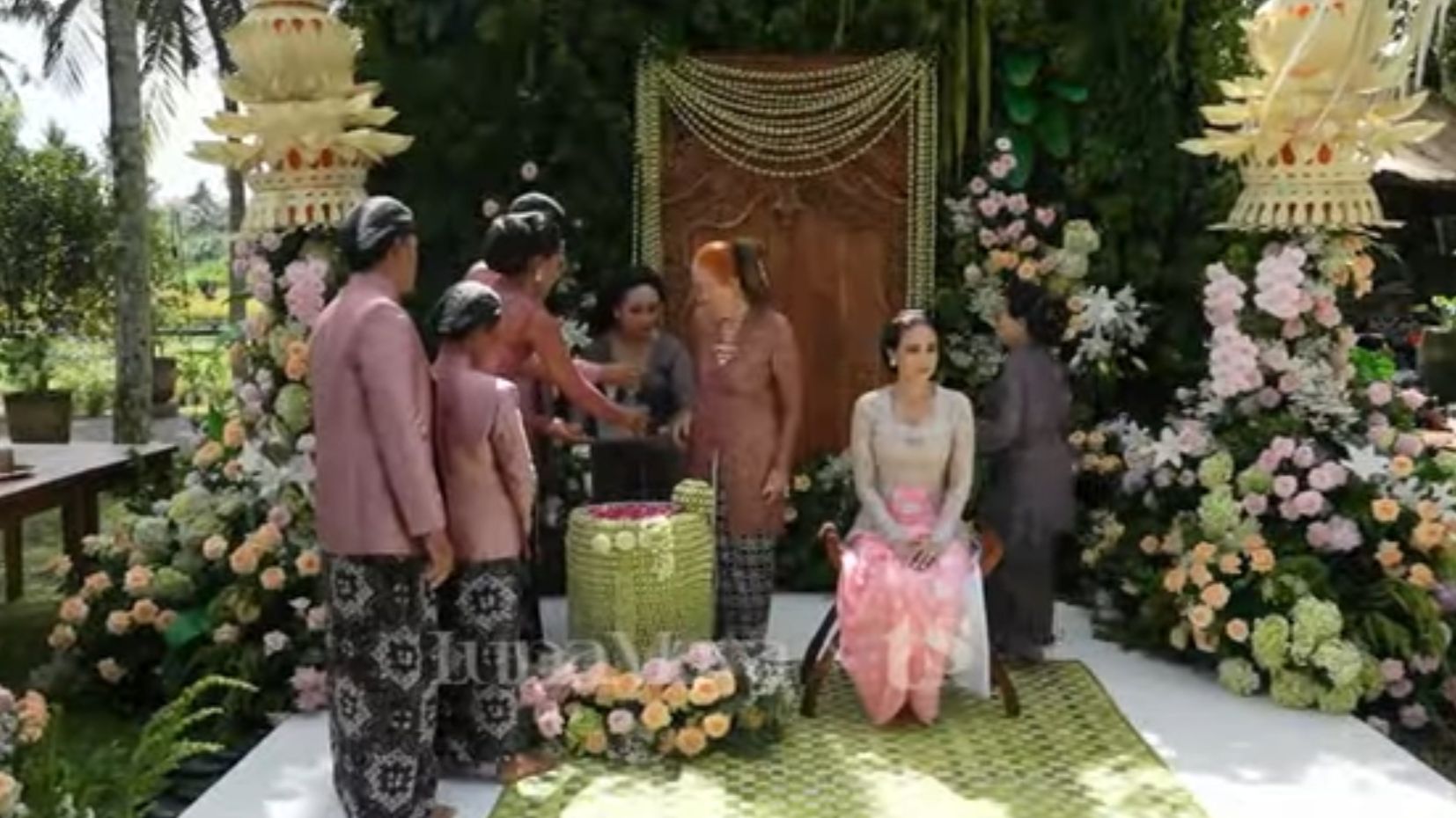 Siraman Luna Maya <b>(YouTube )</b>